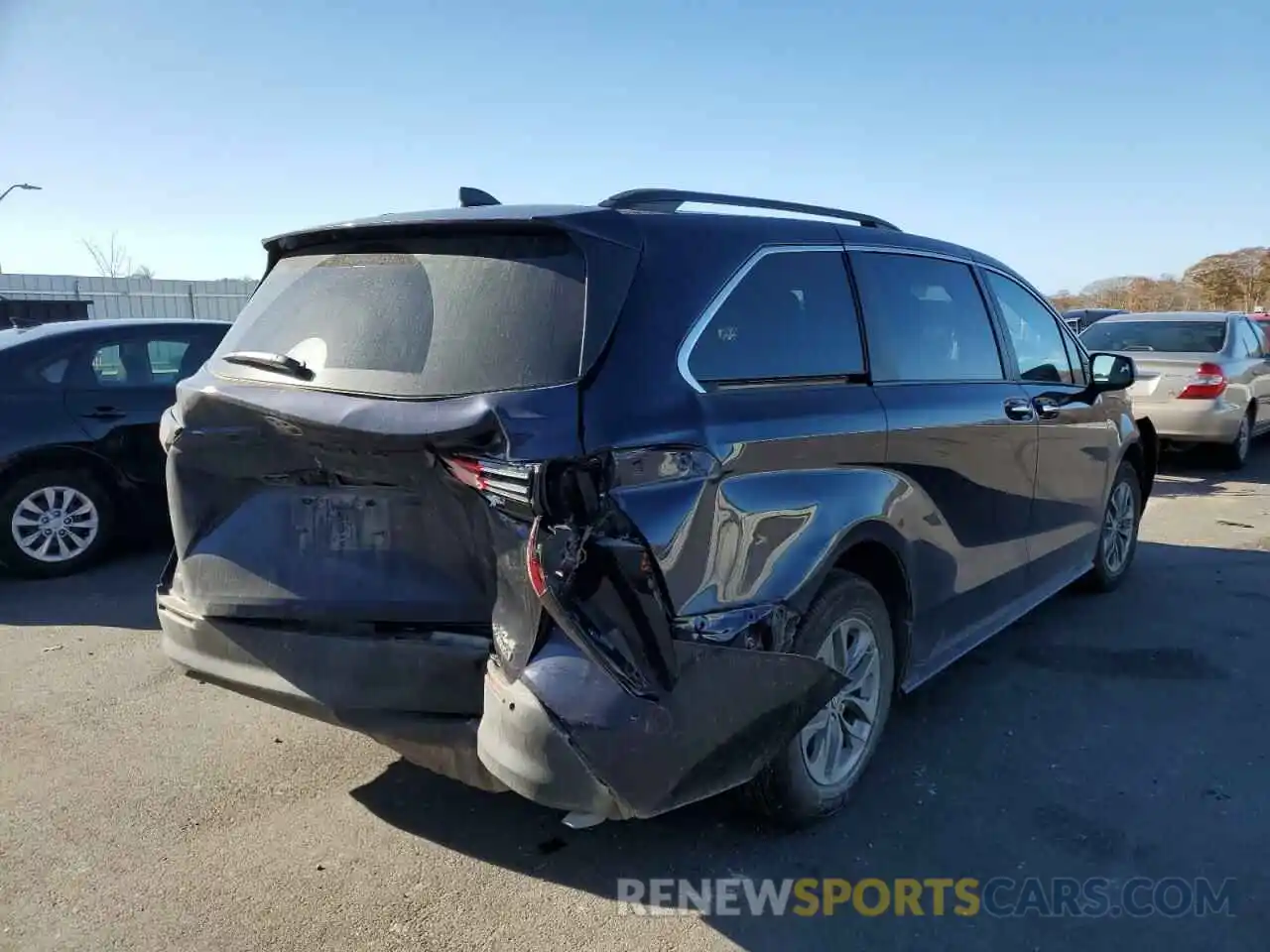 4 Photograph of a damaged car 5TDYSKFC7NS043975 TOYOTA SIENNA 2022