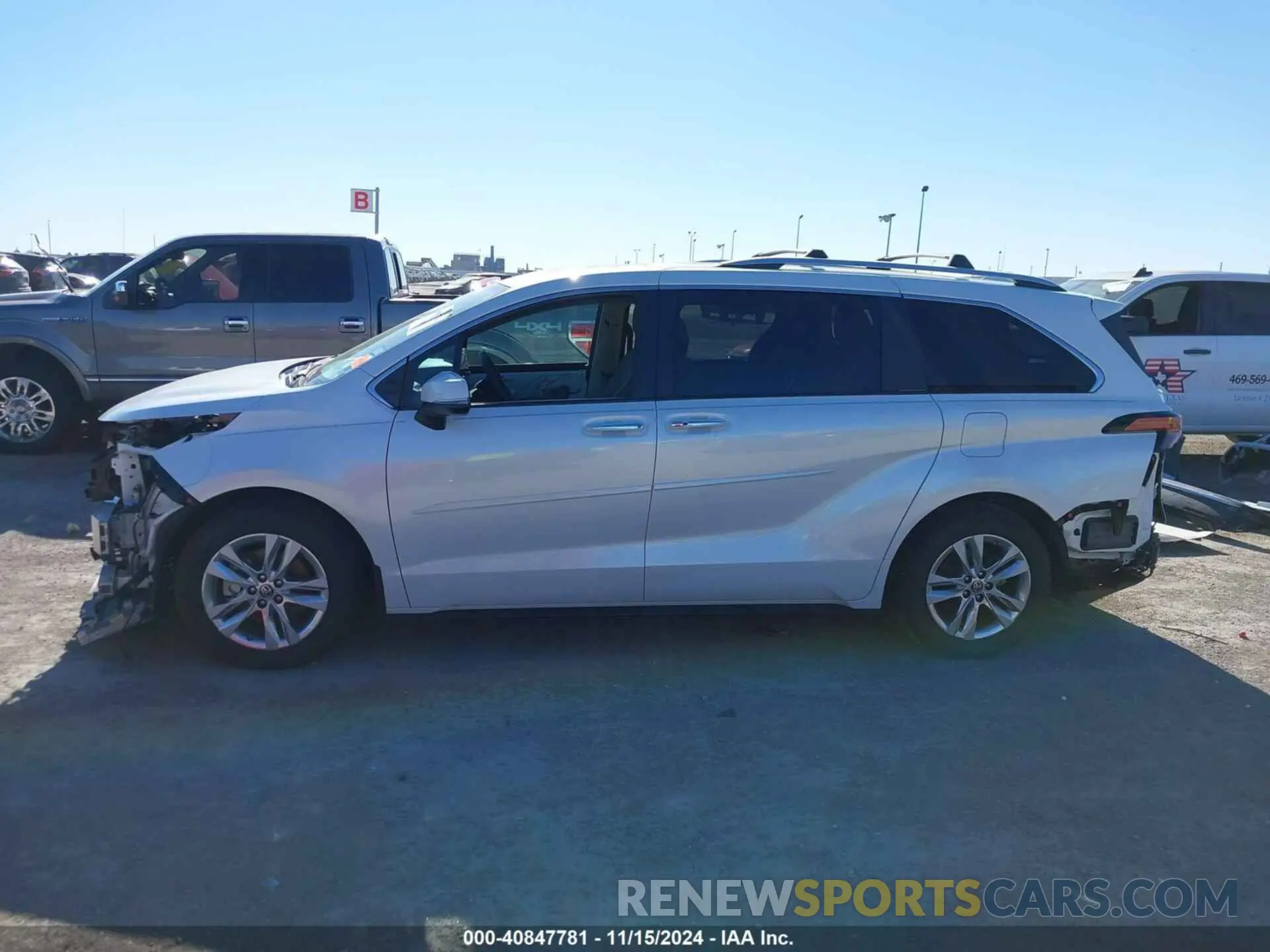 15 Photograph of a damaged car 5TDZRKEC4NS078717 TOYOTA SIENNA 2022
