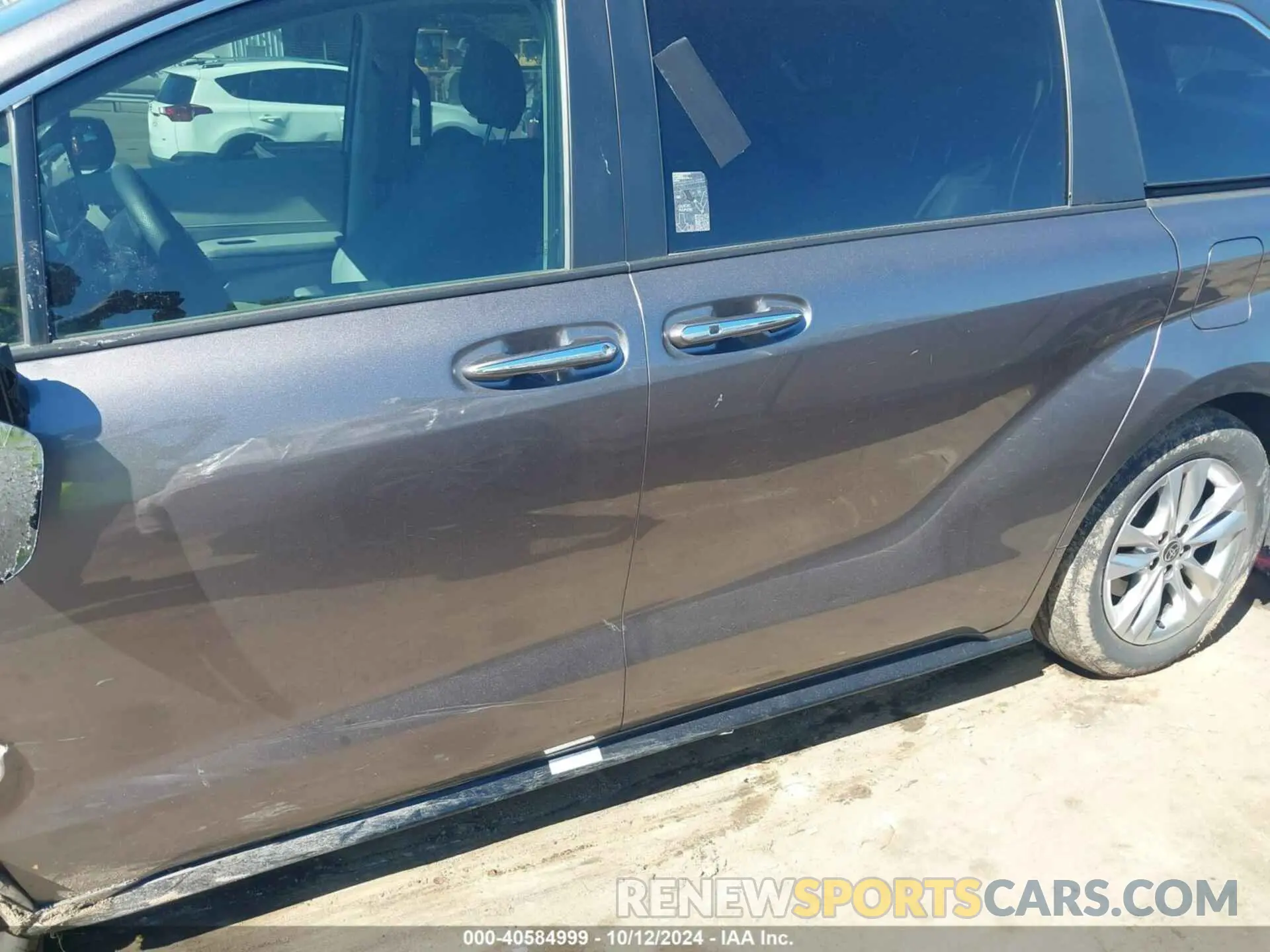 18 Photograph of a damaged car 5TDZRKEC5NS085711 TOYOTA SIENNA 2022