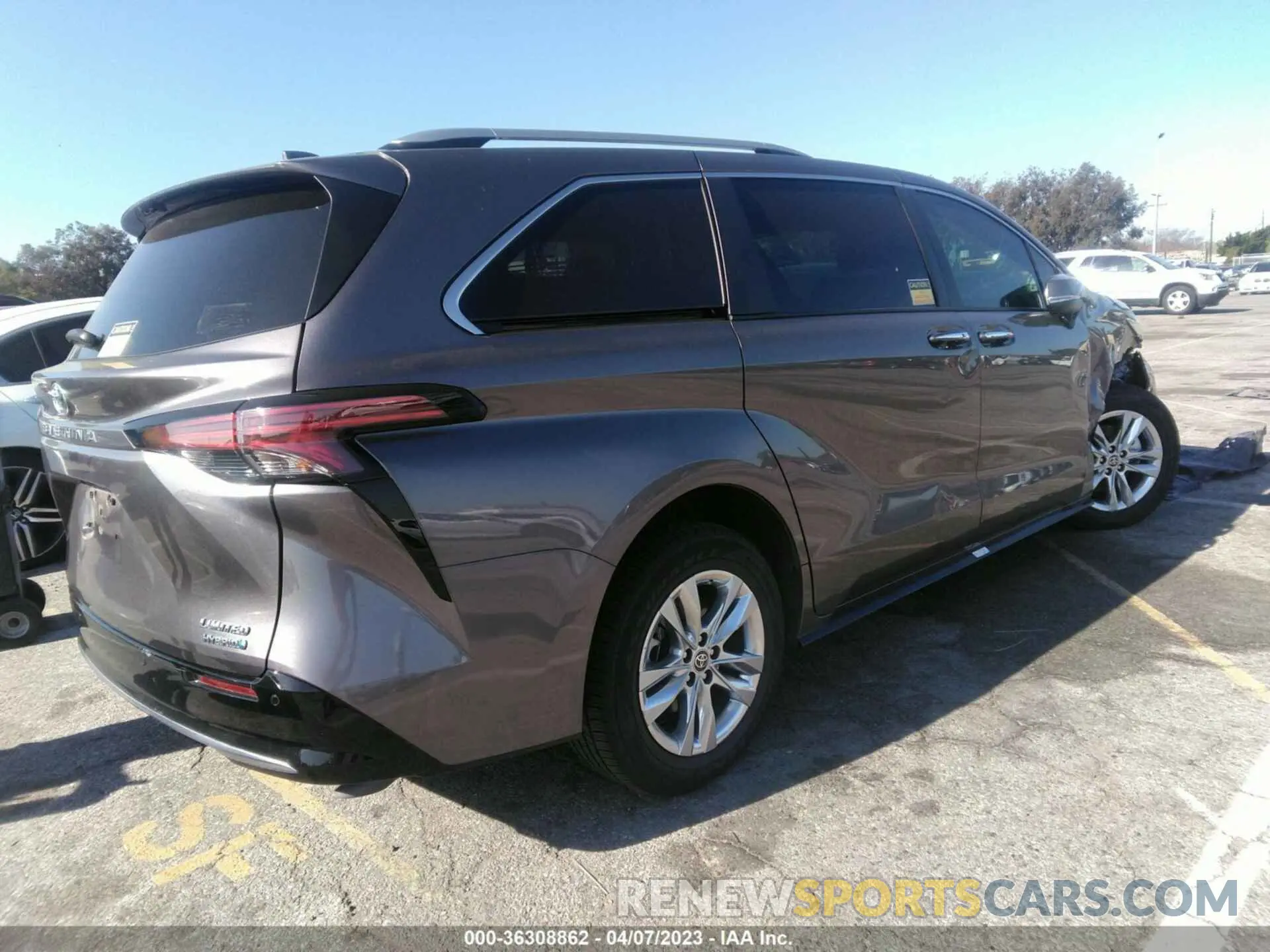 4 Photograph of a damaged car 5TDZRKEC5NS095817 TOYOTA SIENNA 2022