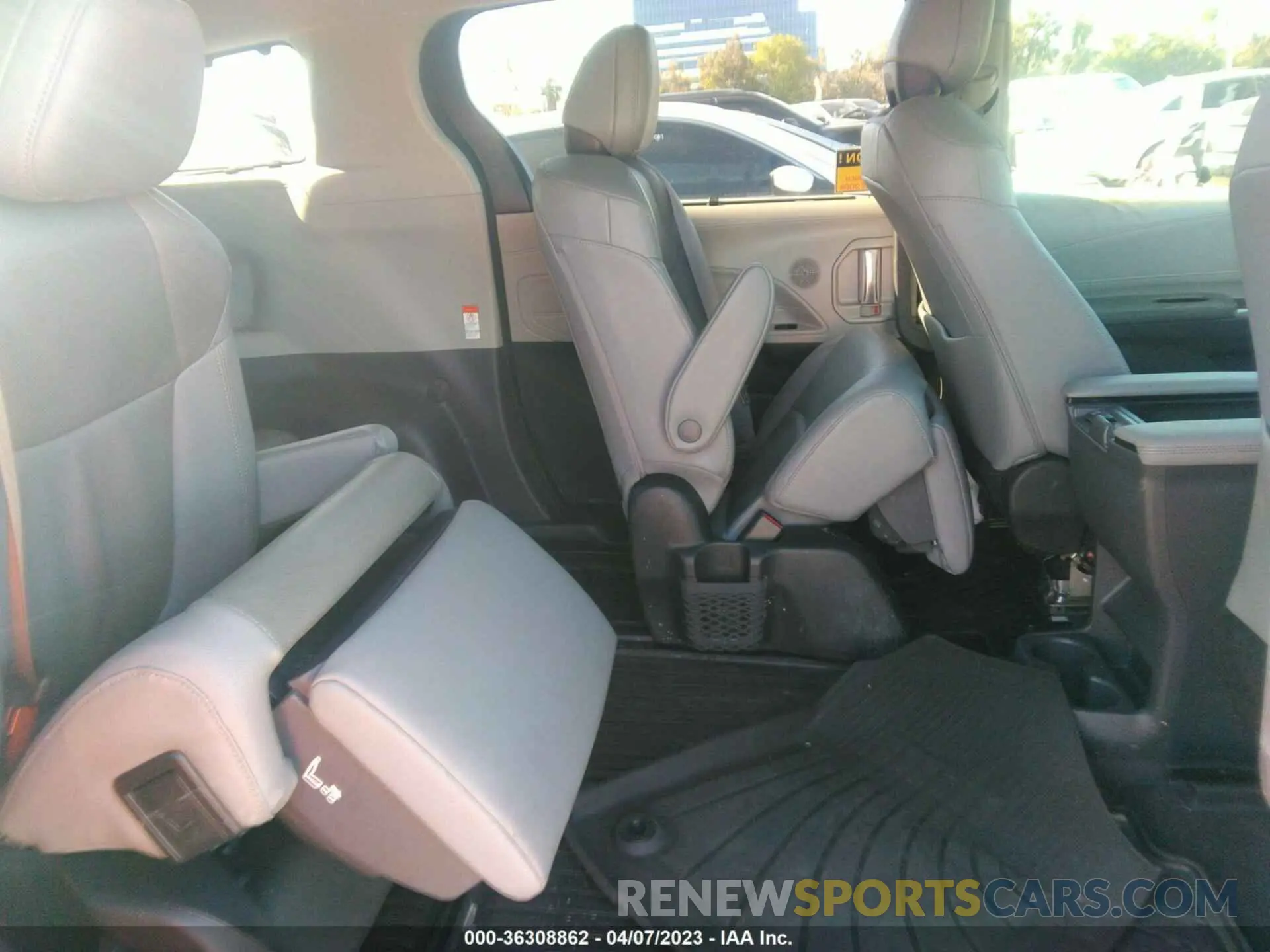 8 Photograph of a damaged car 5TDZRKEC5NS095817 TOYOTA SIENNA 2022