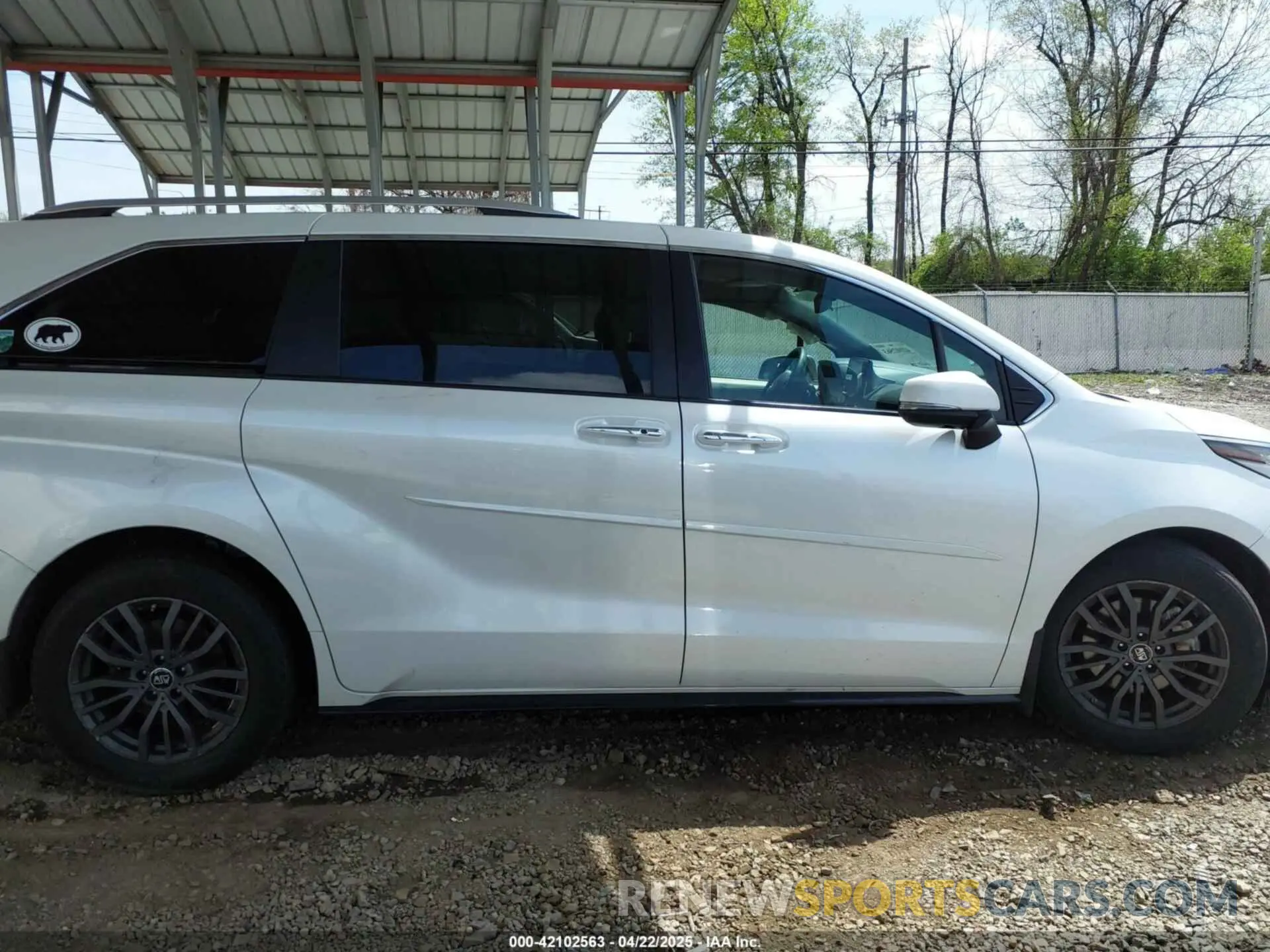 13 Photograph of a damaged car 5TDZSKFC2NS041880 TOYOTA SIENNA 2022