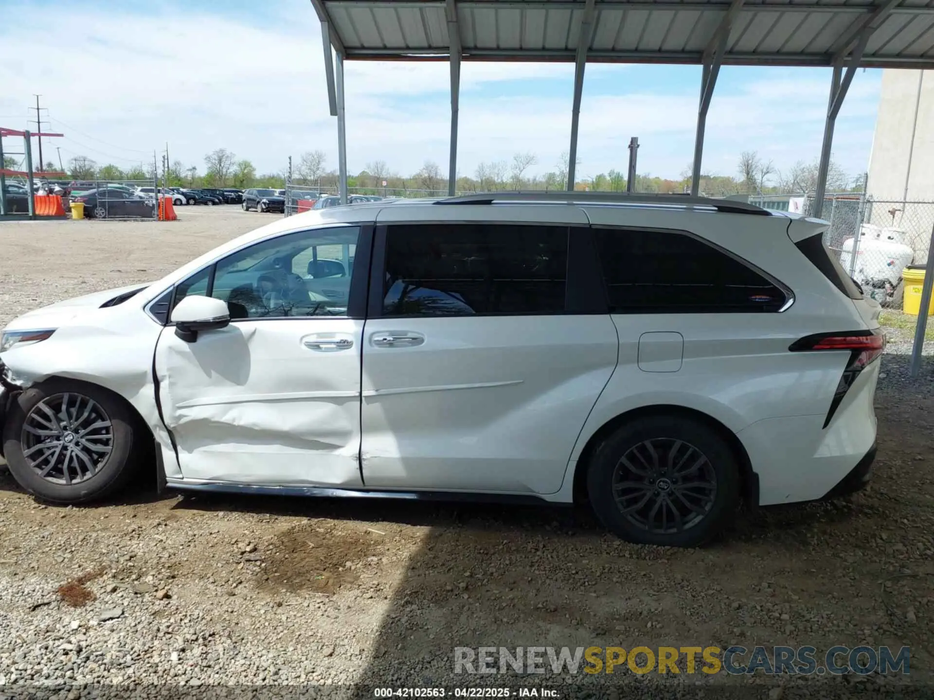 14 Photograph of a damaged car 5TDZSKFC2NS041880 TOYOTA SIENNA 2022