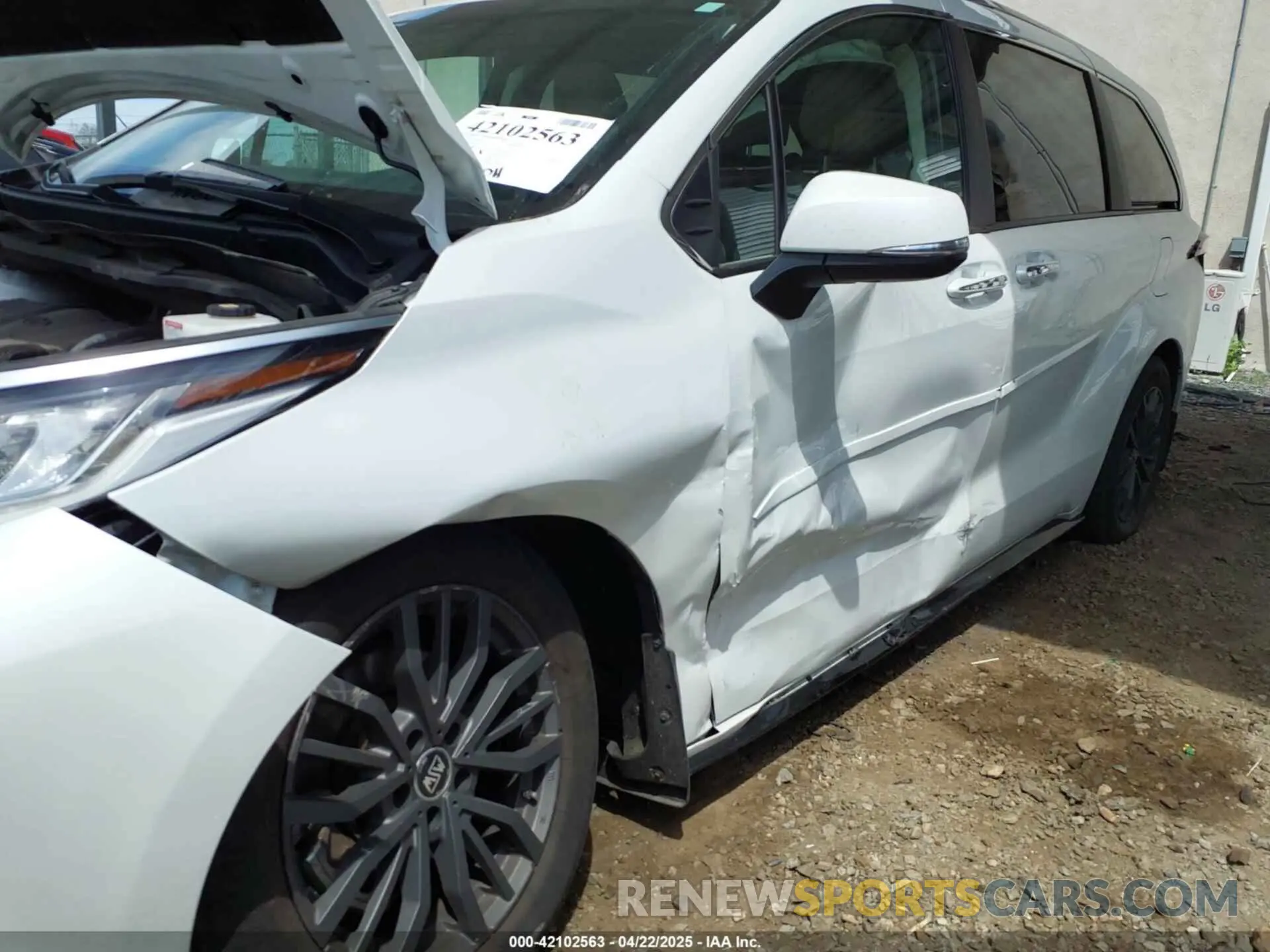 6 Photograph of a damaged car 5TDZSKFC2NS041880 TOYOTA SIENNA 2022