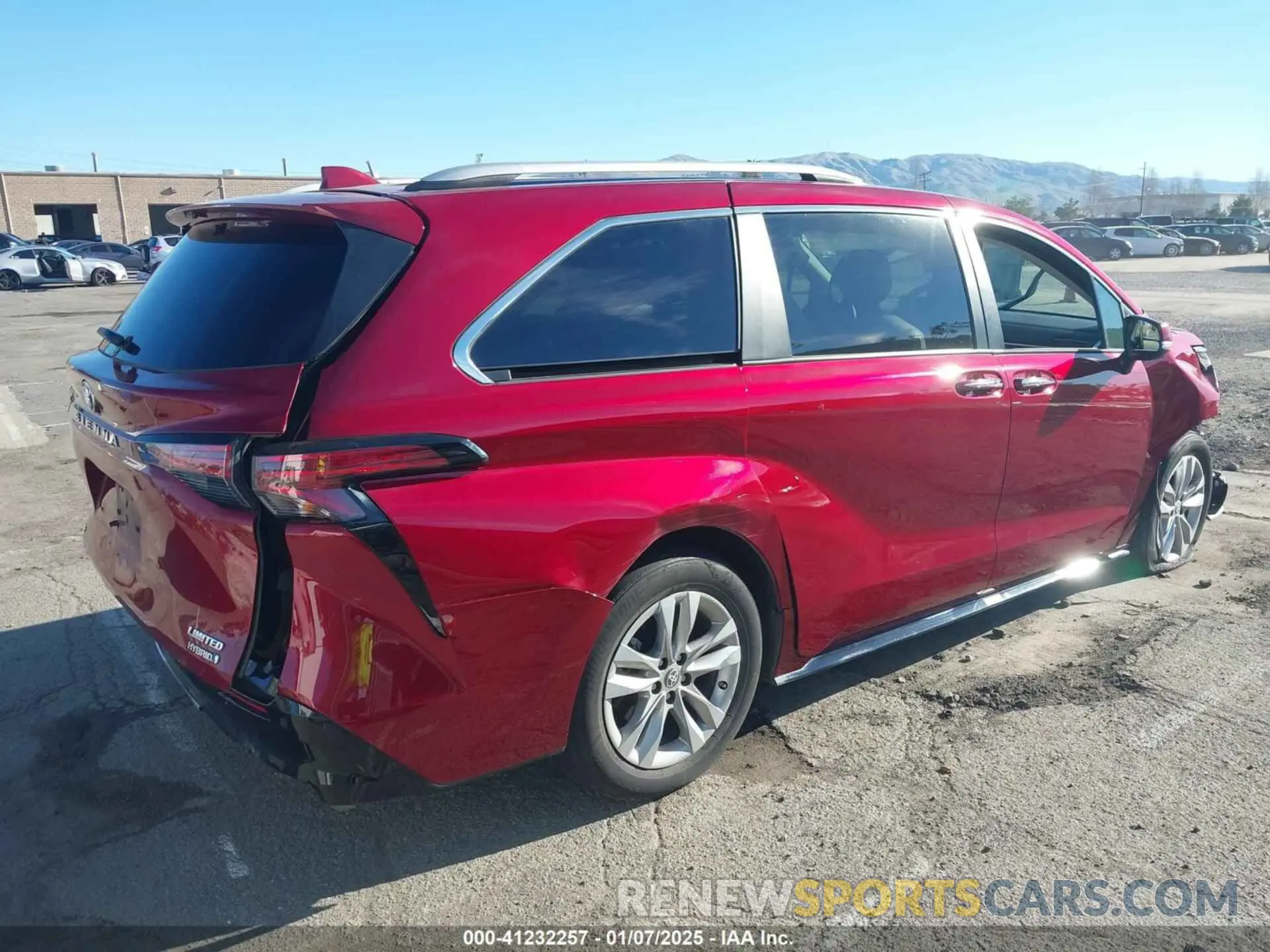 4 Photograph of a damaged car 5TDZSKFC2NS073051 TOYOTA SIENNA 2022