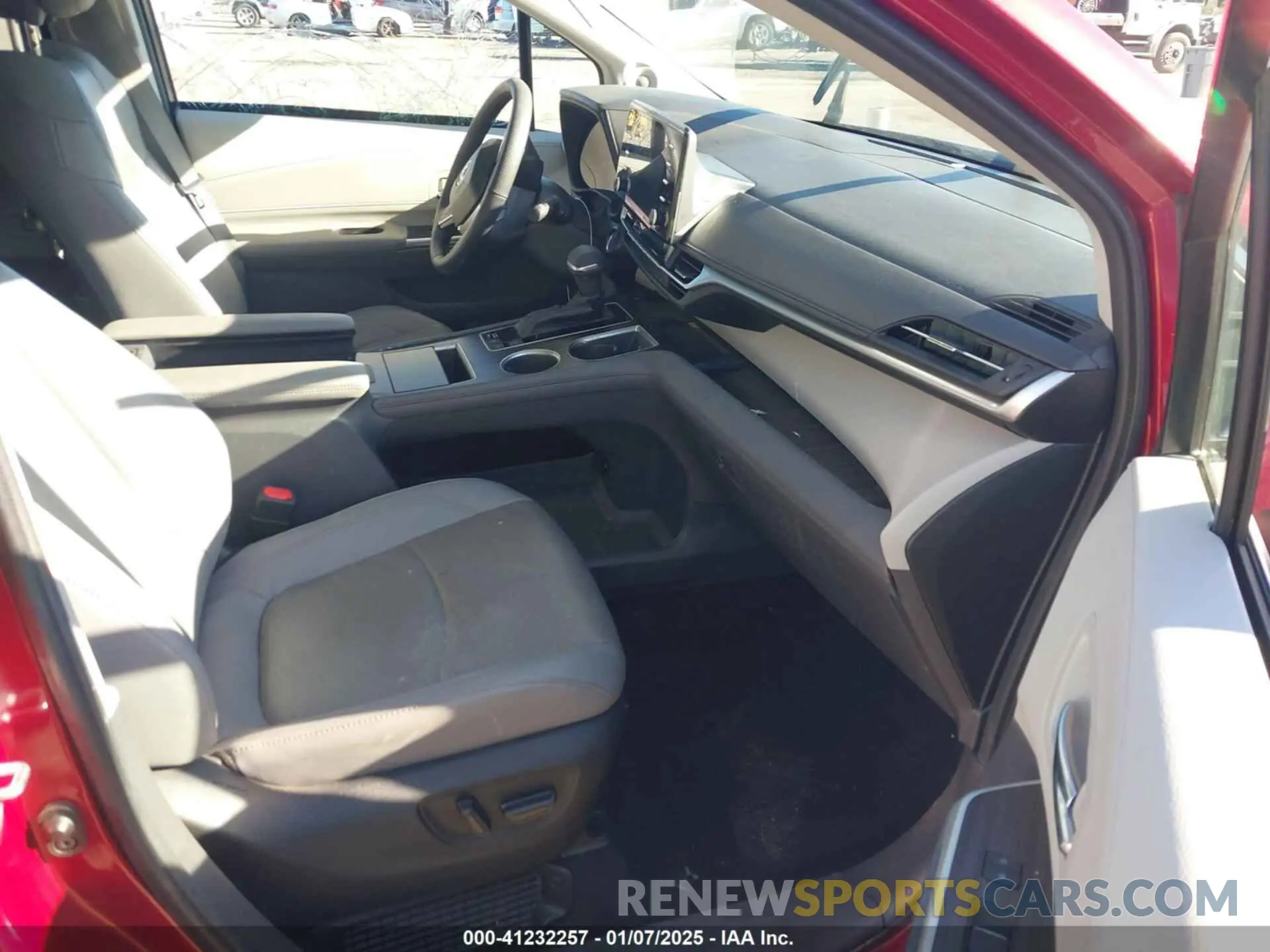5 Photograph of a damaged car 5TDZSKFC2NS073051 TOYOTA SIENNA 2022