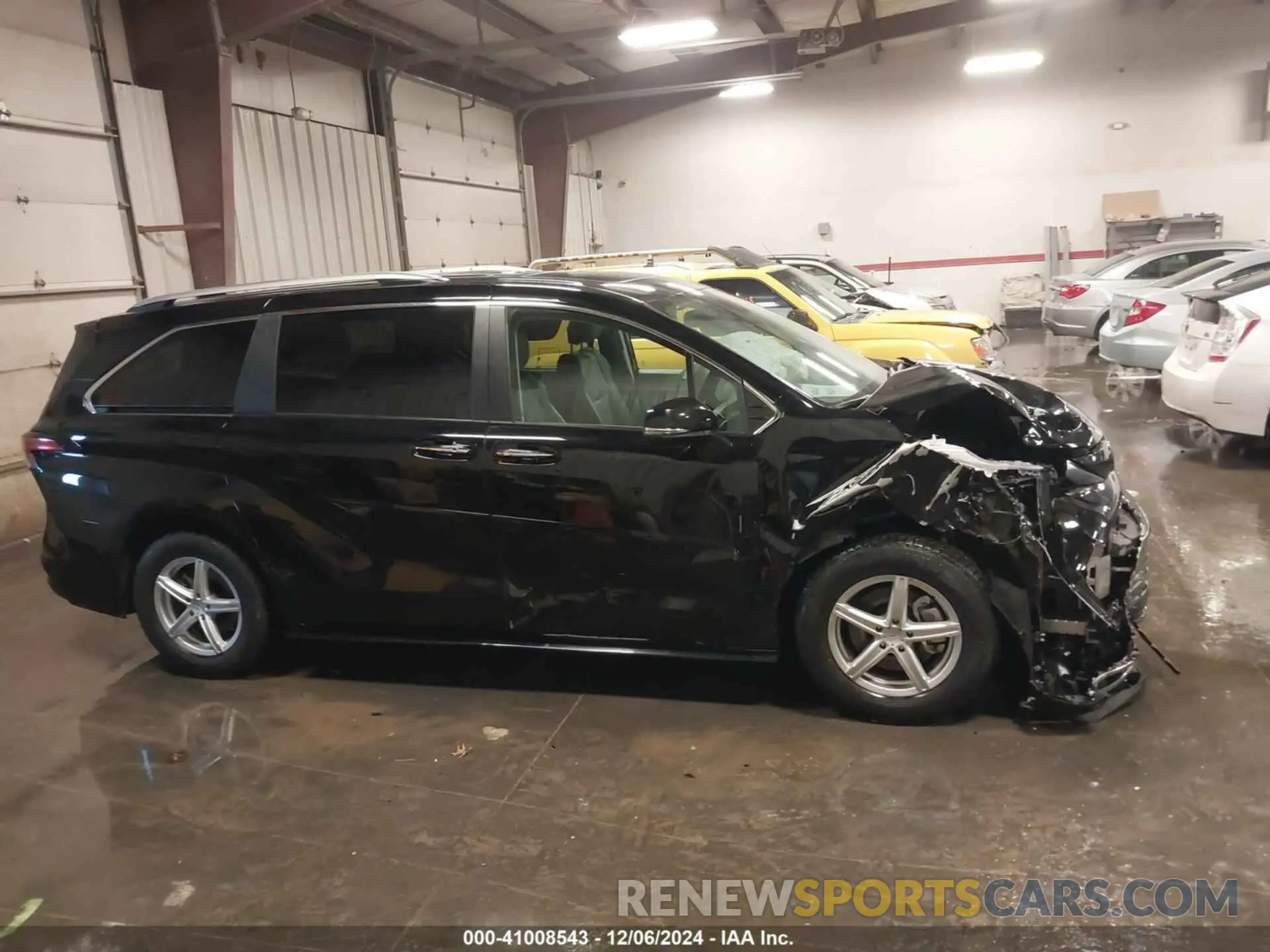 13 Photograph of a damaged car 5TDZSKFC8NS072003 TOYOTA SIENNA 2022