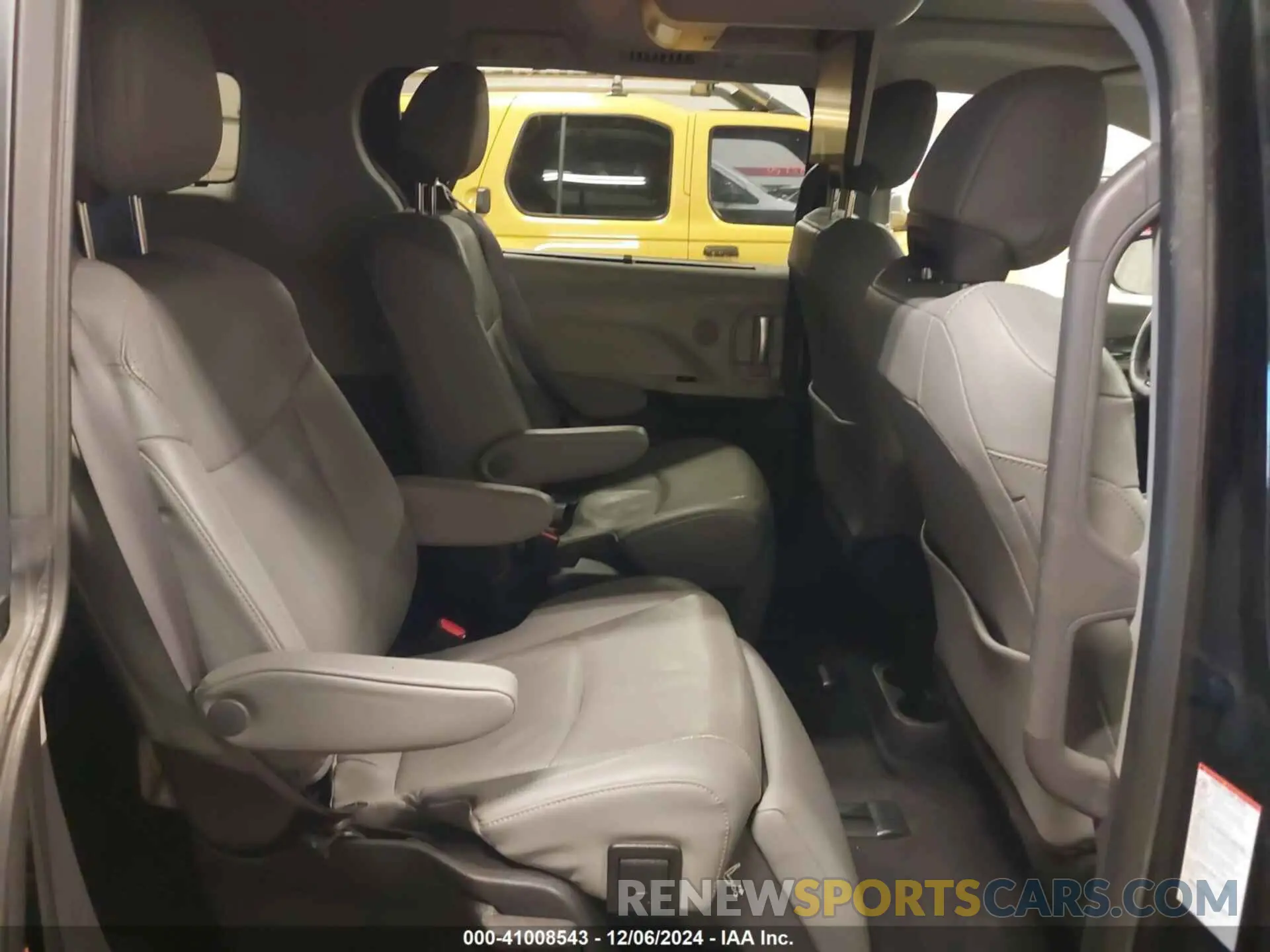 8 Photograph of a damaged car 5TDZSKFC8NS072003 TOYOTA SIENNA 2022