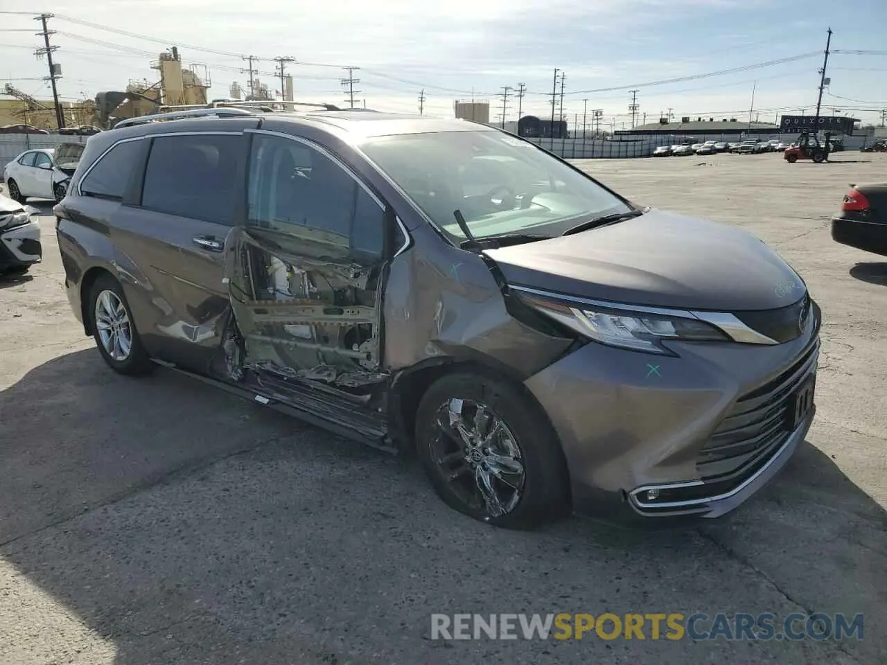 4 Photograph of a damaged car 5TDZSKFC9NS058286 TOYOTA SIENNA 2022