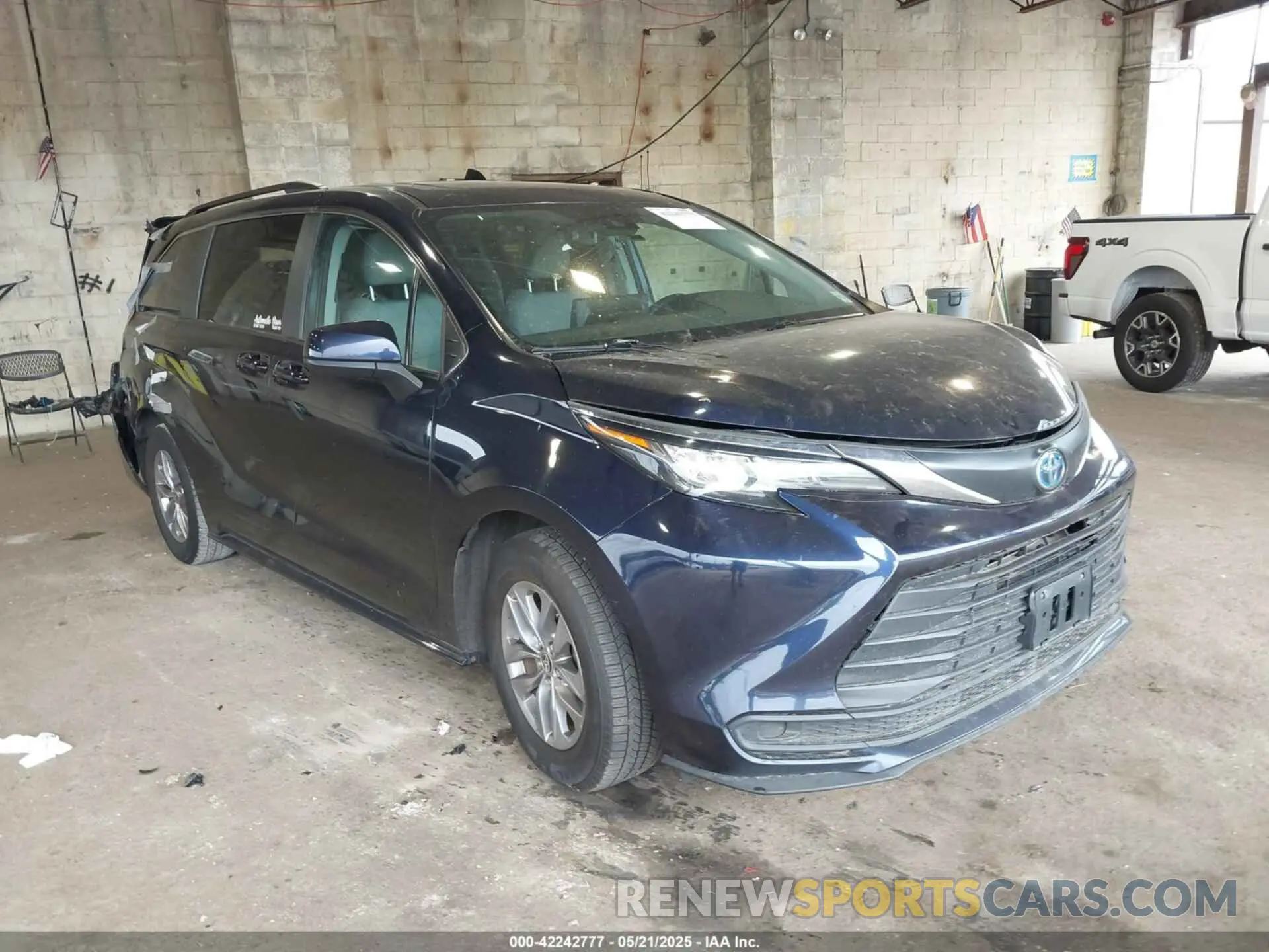 1 Photograph of a damaged car 5TDBRKEC5PS175297 TOYOTA SIENNA 2023