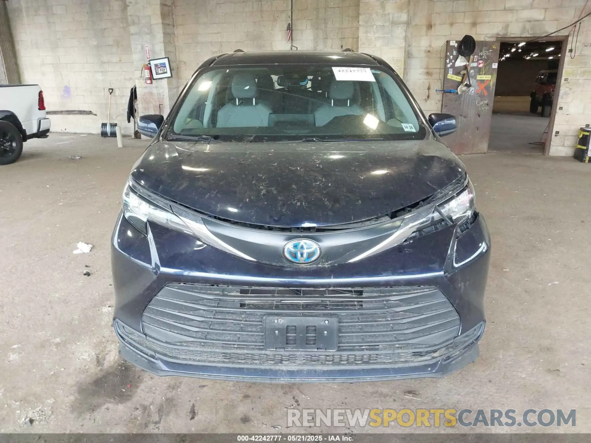 12 Photograph of a damaged car 5TDBRKEC5PS175297 TOYOTA SIENNA 2023