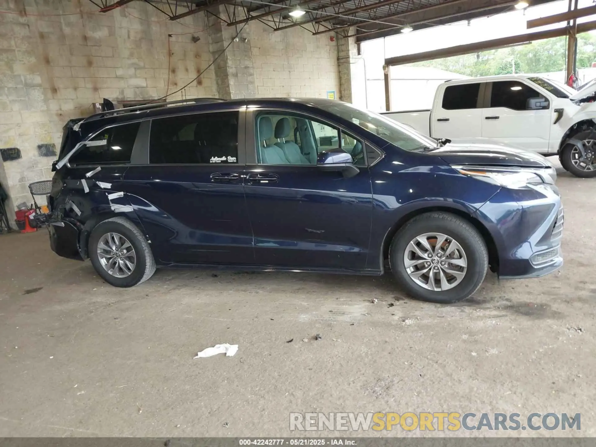 13 Photograph of a damaged car 5TDBRKEC5PS175297 TOYOTA SIENNA 2023
