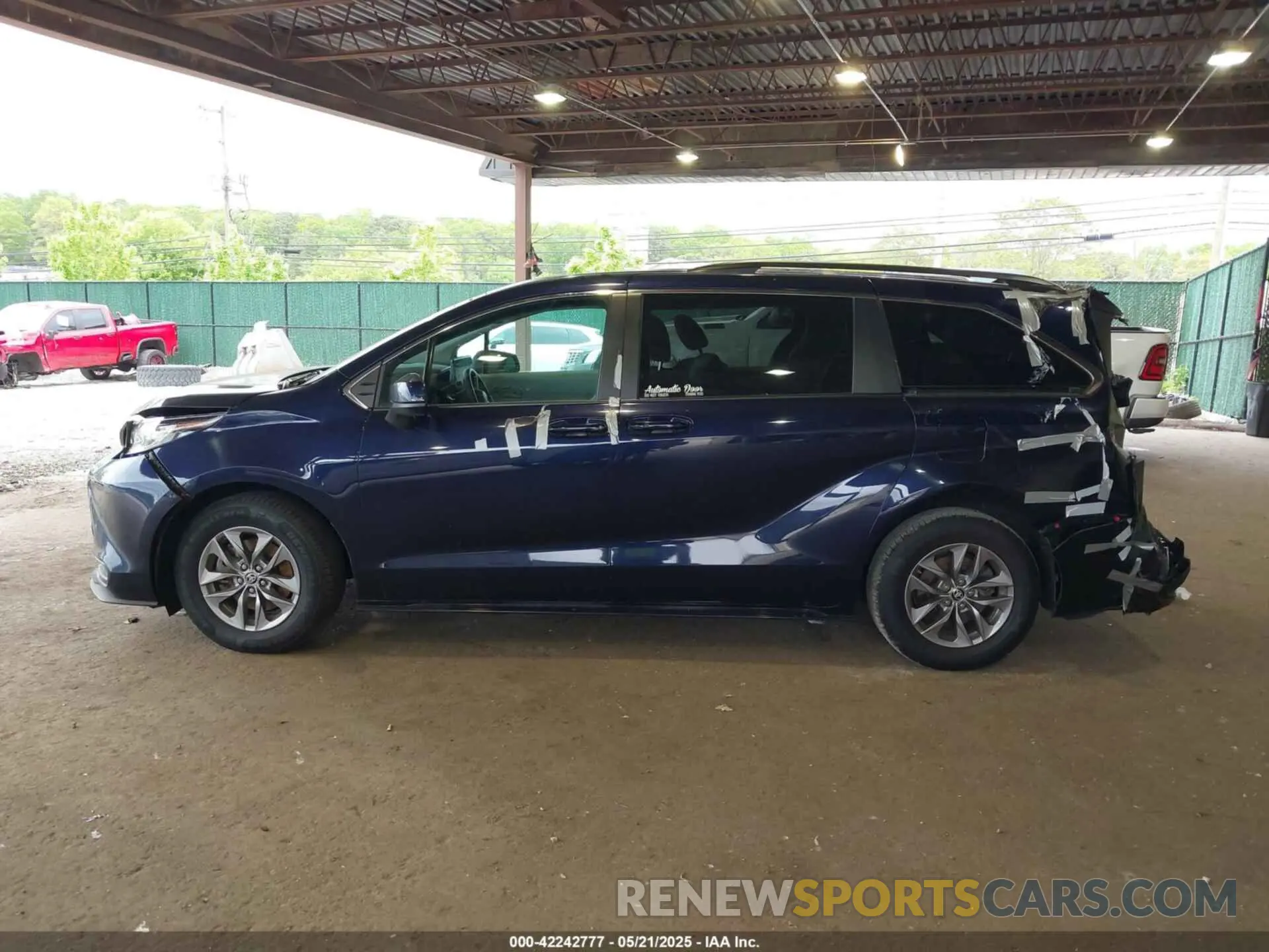 14 Photograph of a damaged car 5TDBRKEC5PS175297 TOYOTA SIENNA 2023