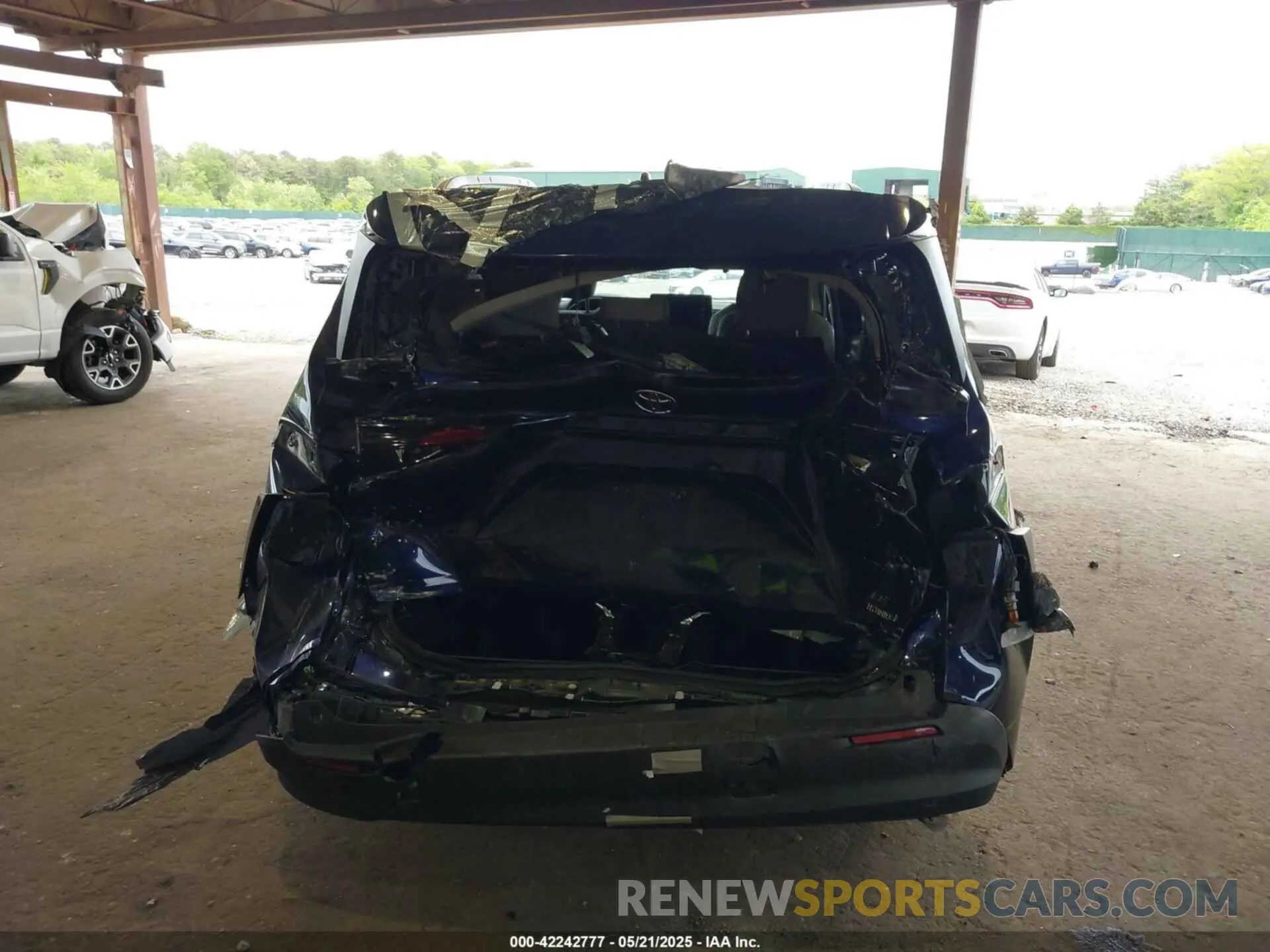 16 Photograph of a damaged car 5TDBRKEC5PS175297 TOYOTA SIENNA 2023