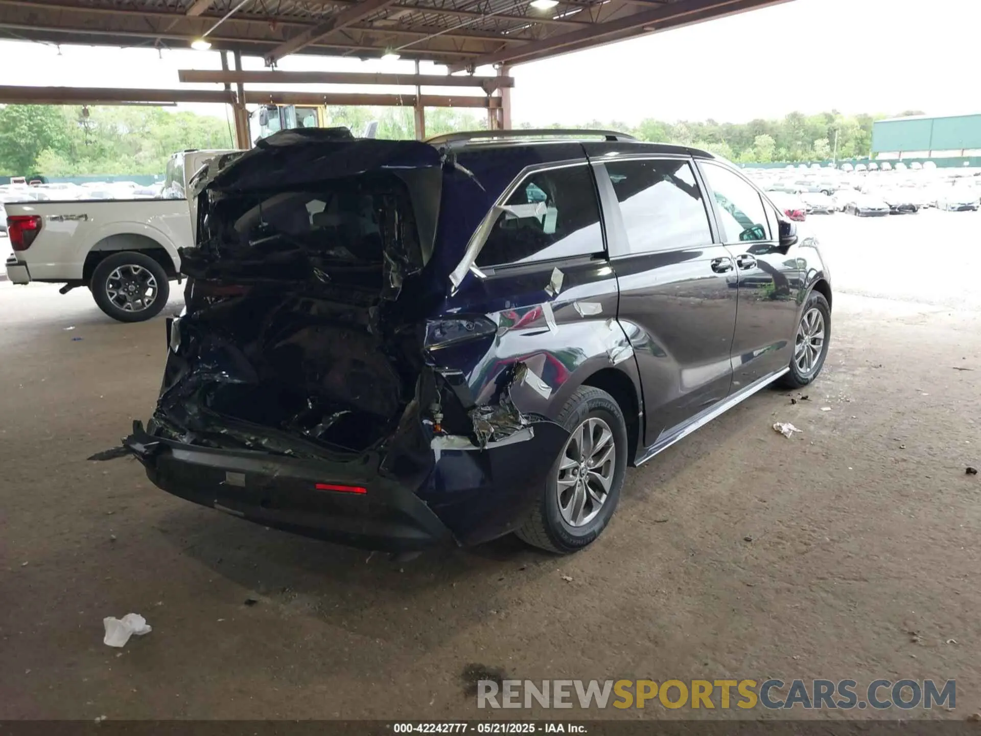 4 Photograph of a damaged car 5TDBRKEC5PS175297 TOYOTA SIENNA 2023