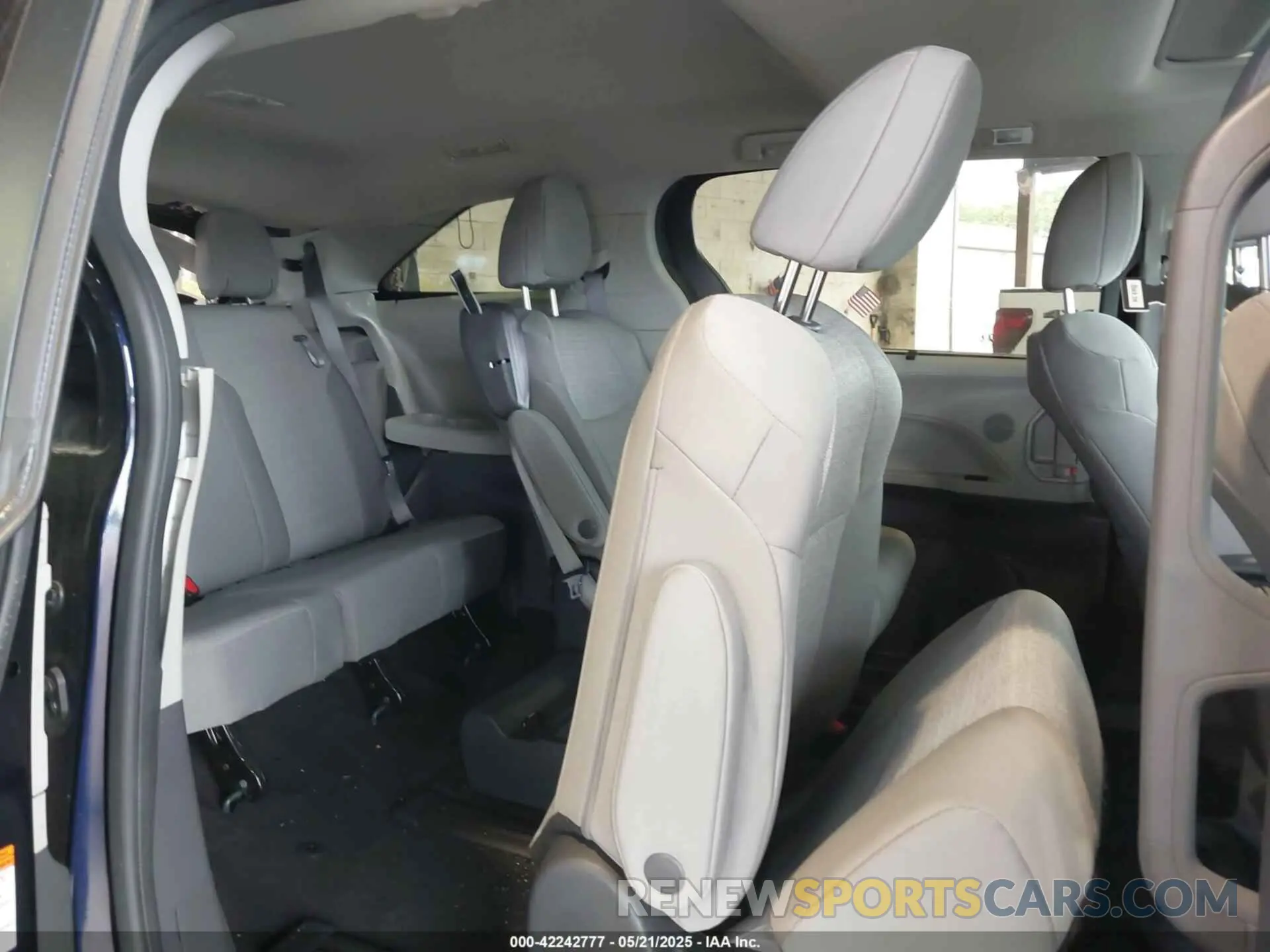 8 Photograph of a damaged car 5TDBRKEC5PS175297 TOYOTA SIENNA 2023