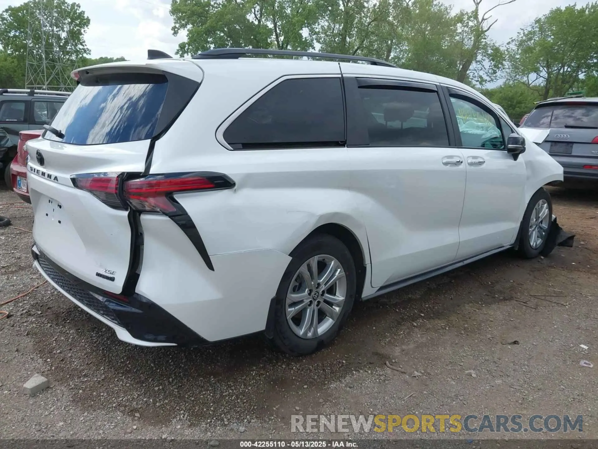4 Photograph of a damaged car 5TDCSKFC1PS079366 TOYOTA SIENNA 2023