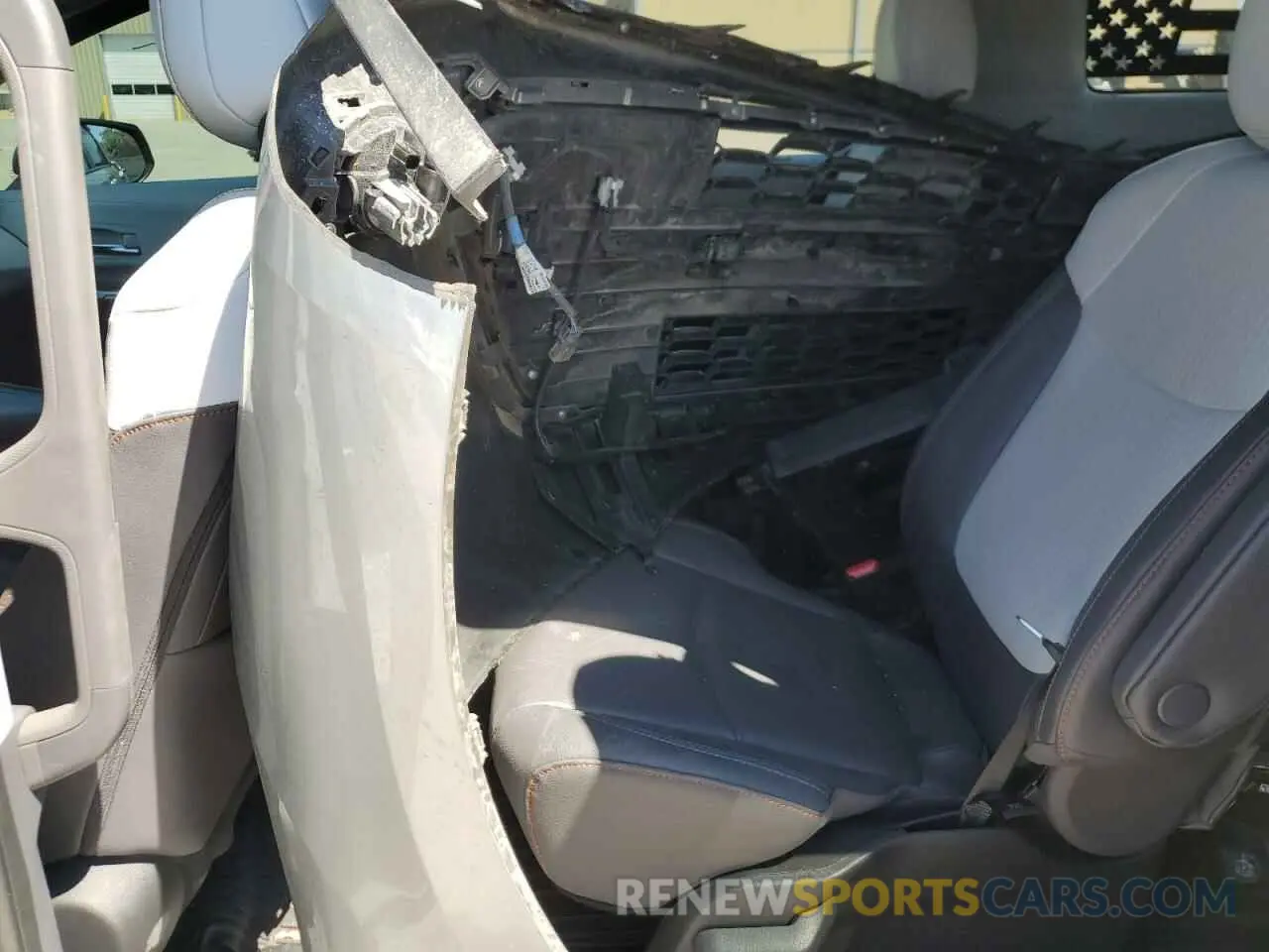 11 Photograph of a damaged car 5TDDRKEC3PS176246 TOYOTA SIENNA 2023