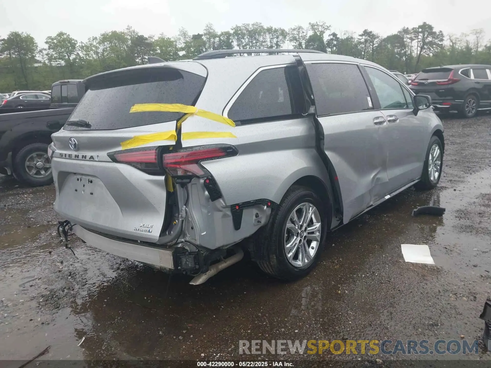 4 Photograph of a damaged car 5TDDSKFC8PS106342 TOYOTA SIENNA 2023