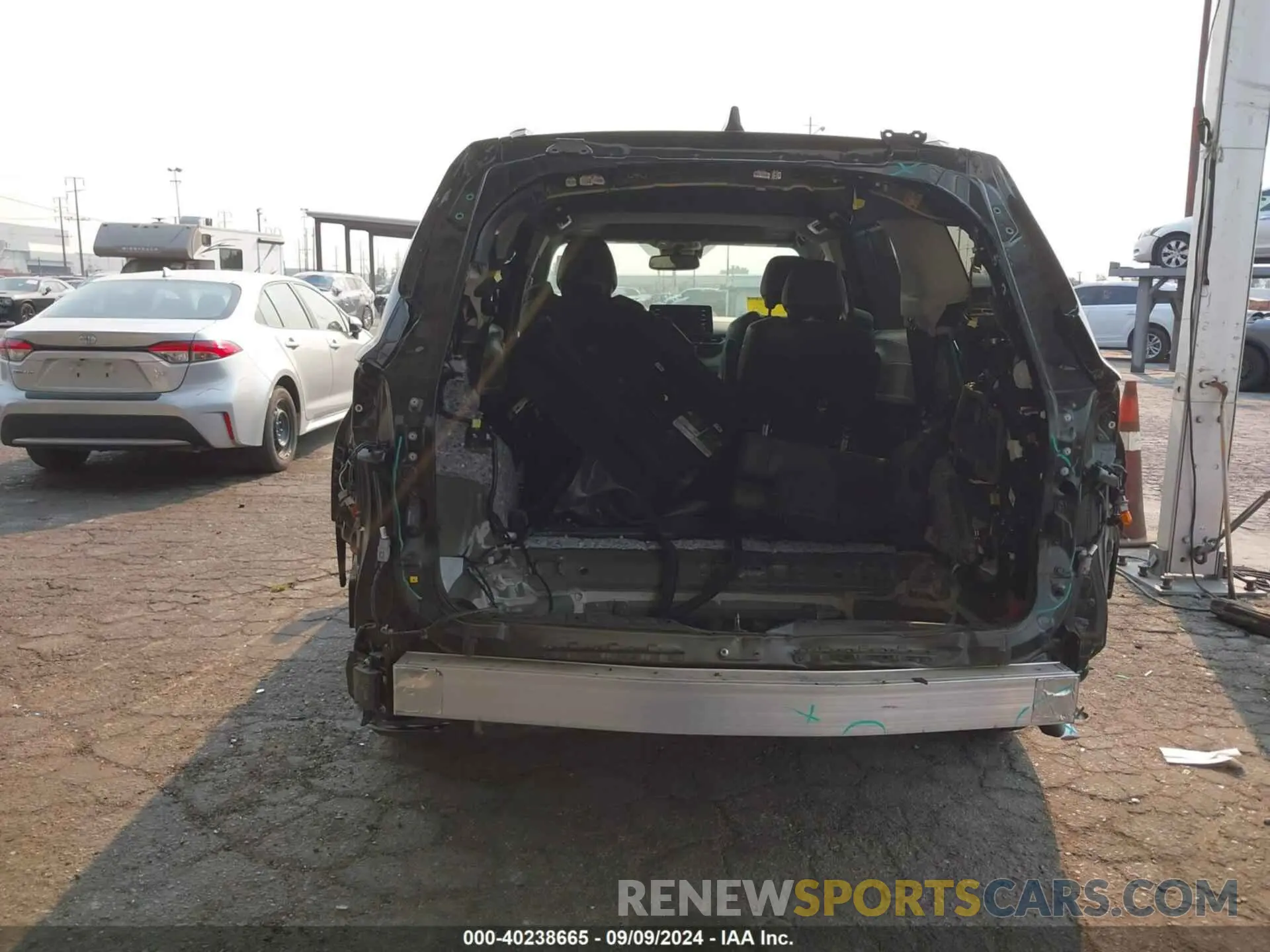 17 Photograph of a damaged car 5TDERKEC1PS169896 TOYOTA SIENNA 2023