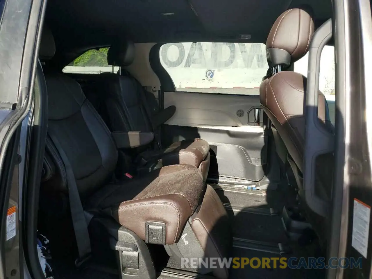 11 Photograph of a damaged car 5TDERKEC5PS165463 TOYOTA SIENNA 2023
