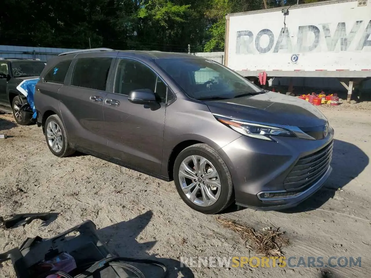 4 Photograph of a damaged car 5TDERKEC5PS165463 TOYOTA SIENNA 2023