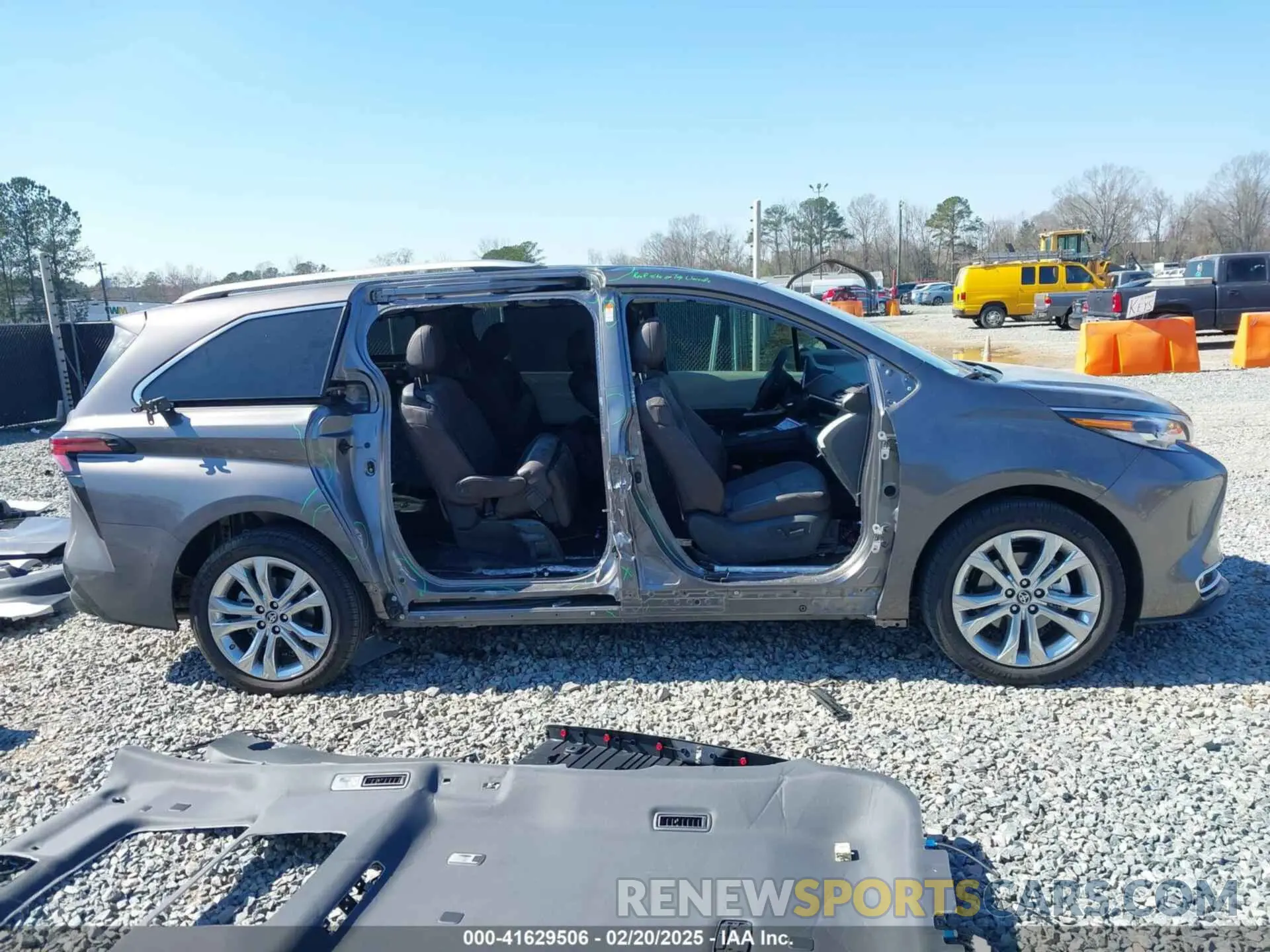 14 Photograph of a damaged car 5TDERKEC5PS177449 TOYOTA SIENNA 2023