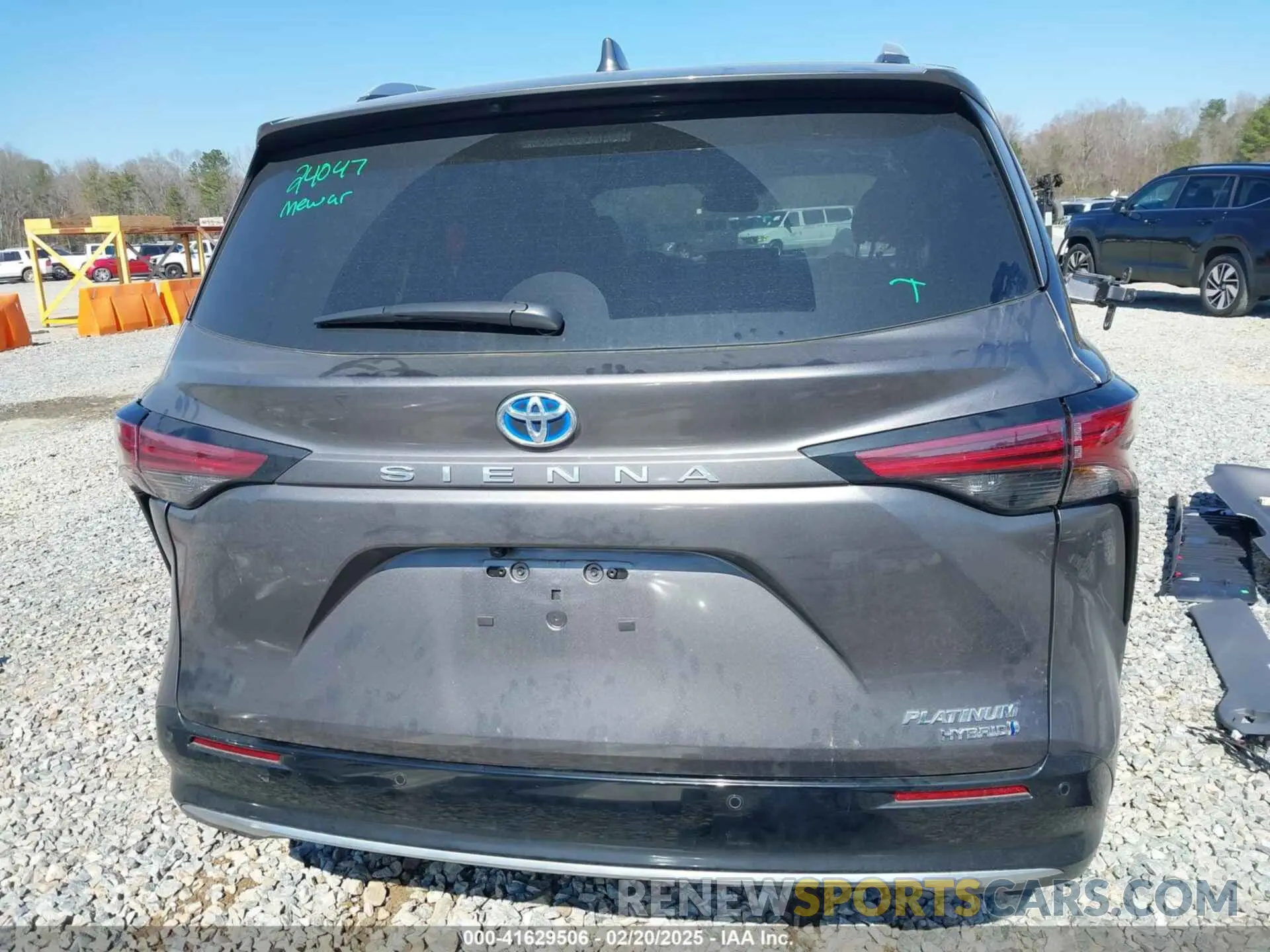 17 Photograph of a damaged car 5TDERKEC5PS177449 TOYOTA SIENNA 2023