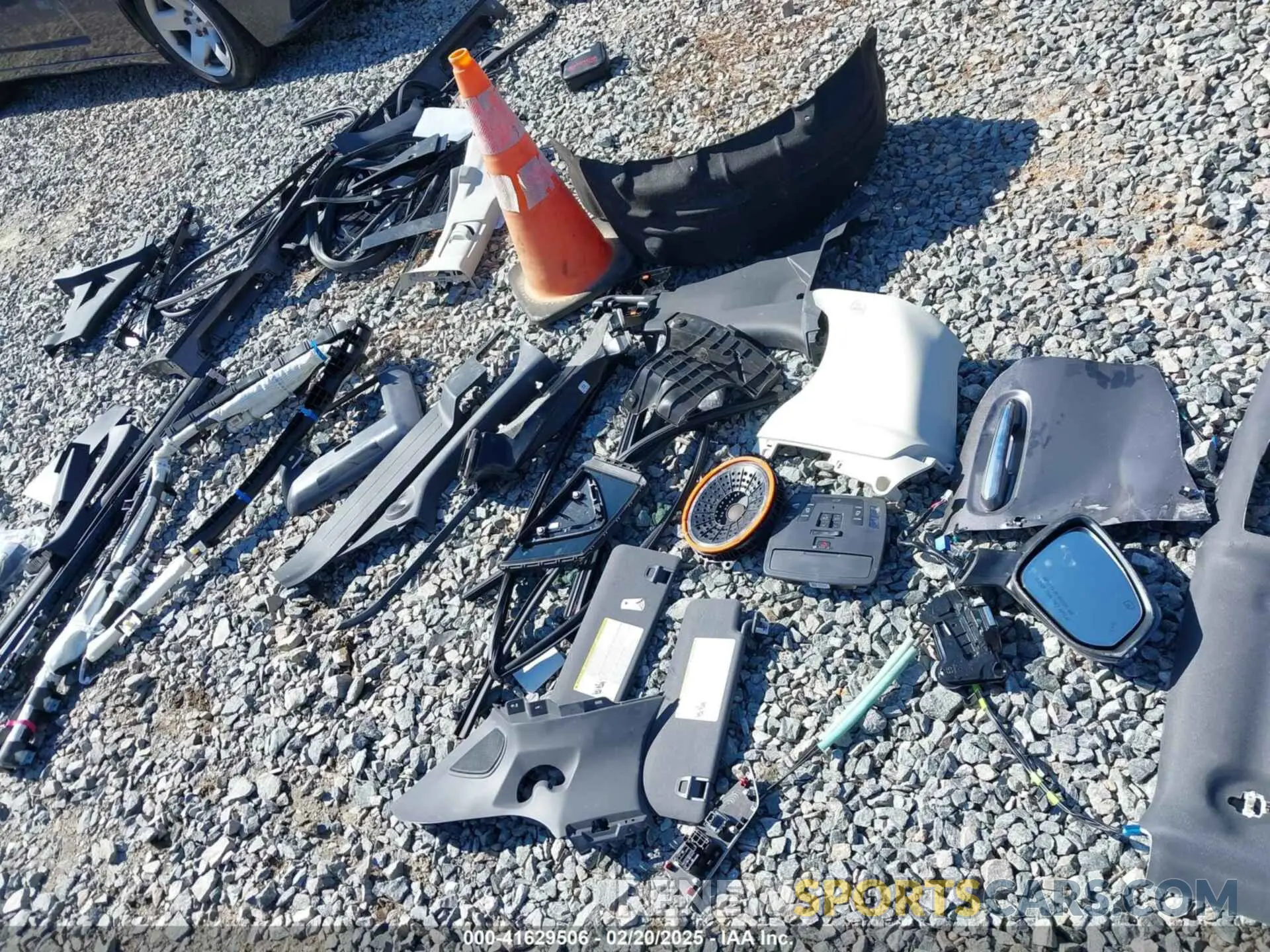 18 Photograph of a damaged car 5TDERKEC5PS177449 TOYOTA SIENNA 2023