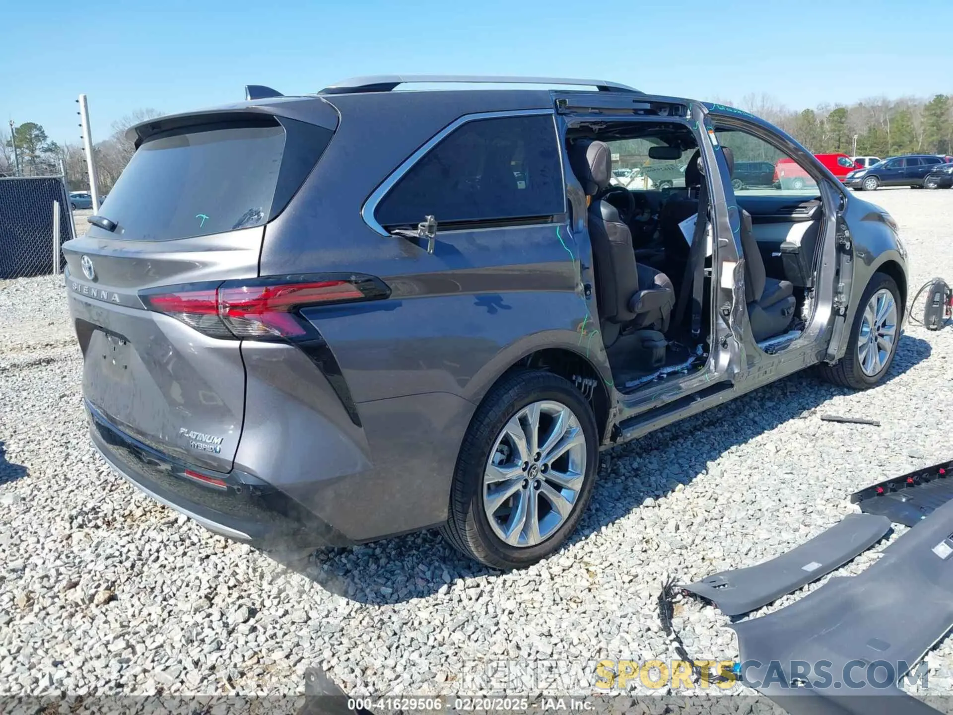 4 Photograph of a damaged car 5TDERKEC5PS177449 TOYOTA SIENNA 2023