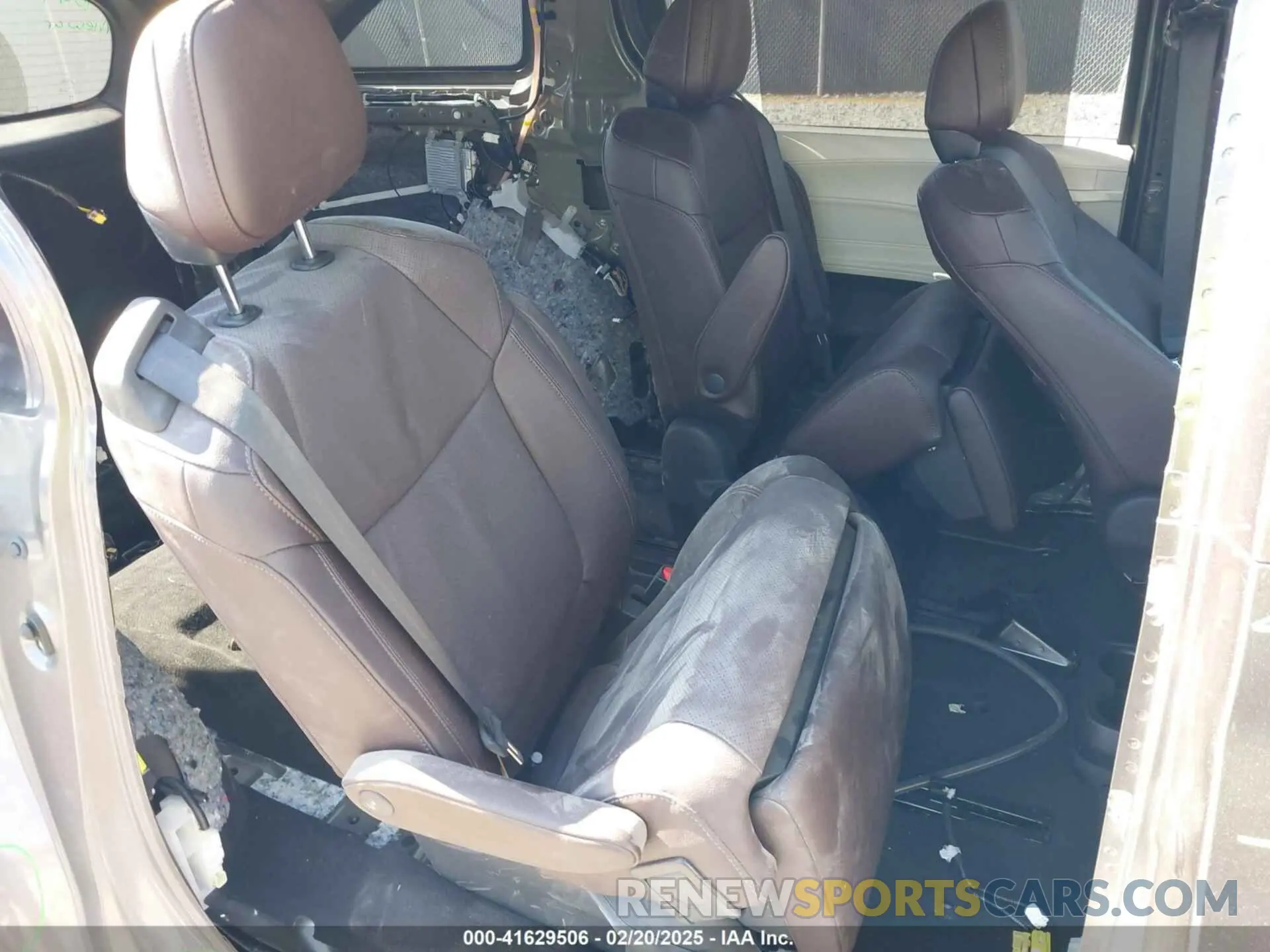 8 Photograph of a damaged car 5TDERKEC5PS177449 TOYOTA SIENNA 2023