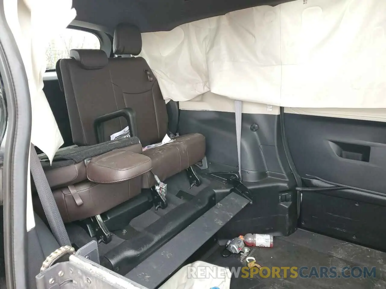 11 Photograph of a damaged car 5TDERKEC6PS175340 TOYOTA SIENNA 2023