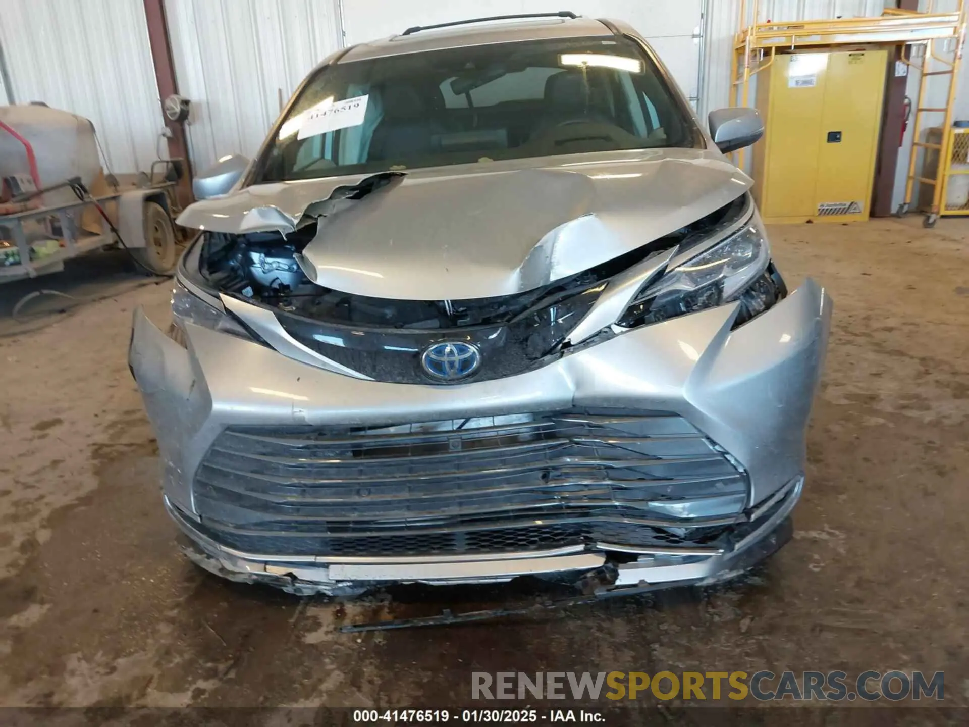 12 Photograph of a damaged car 5TDESKFC0PS108025 TOYOTA SIENNA 2023