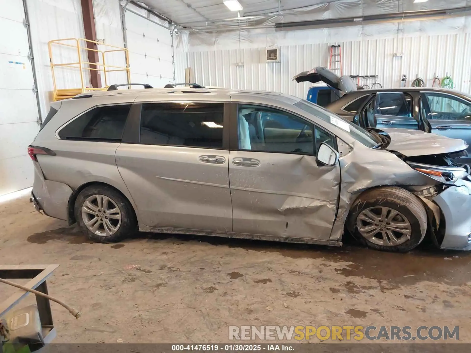13 Photograph of a damaged car 5TDESKFC0PS108025 TOYOTA SIENNA 2023