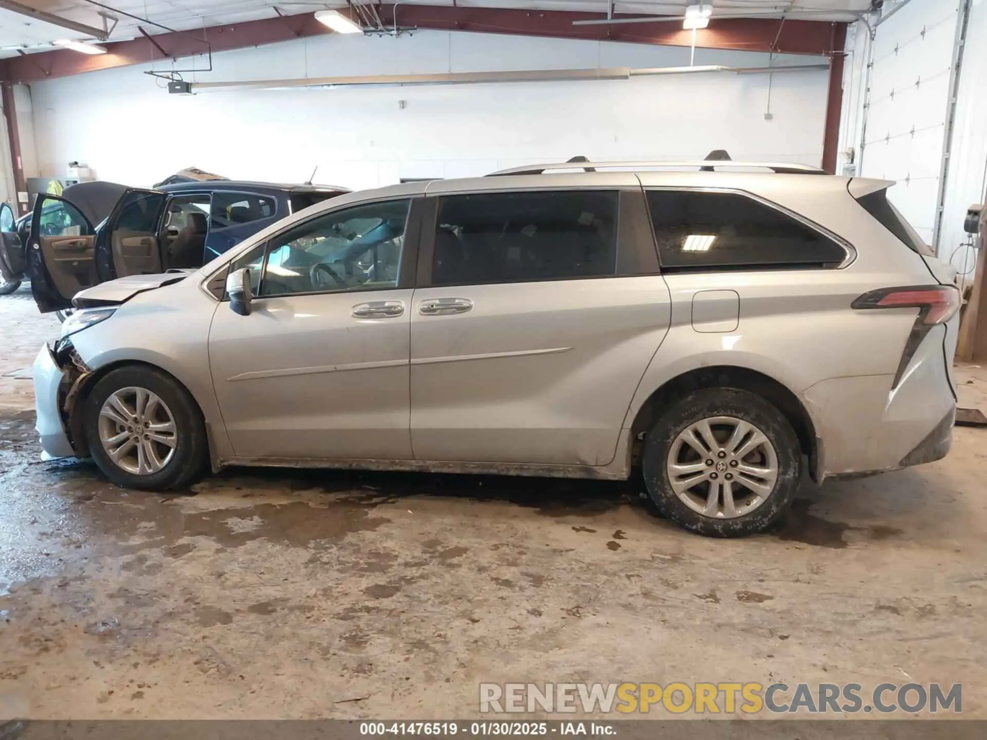 14 Photograph of a damaged car 5TDESKFC0PS108025 TOYOTA SIENNA 2023