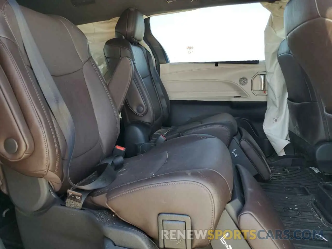 11 Photograph of a damaged car 5TDESKFC4PS099796 TOYOTA SIENNA 2023