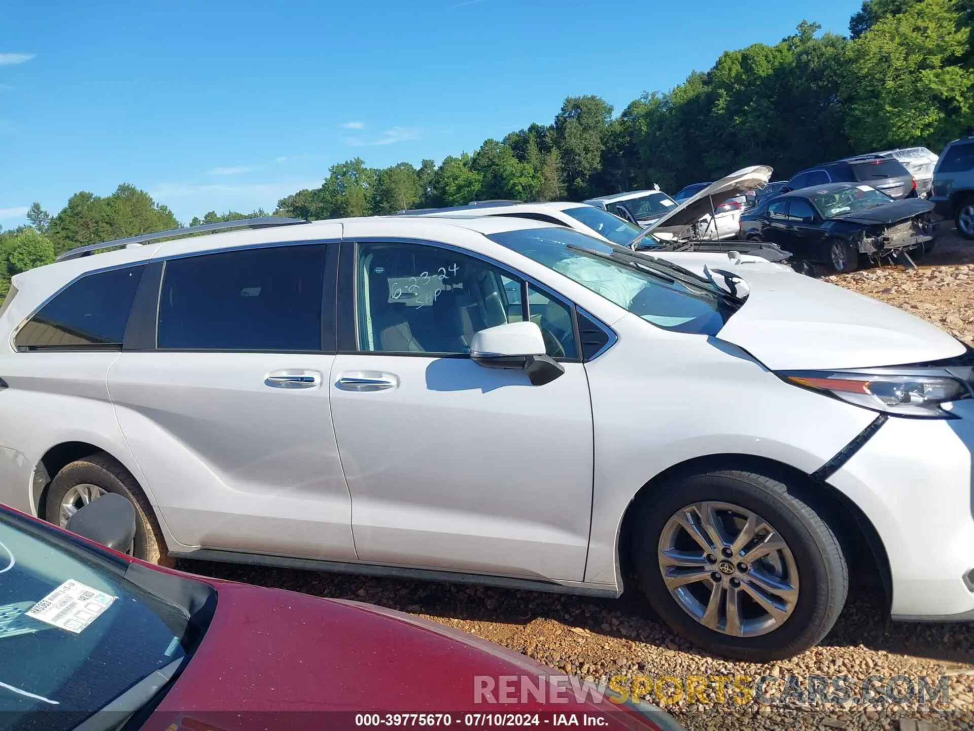 13 Photograph of a damaged car 5TDESKFC4PS107444 TOYOTA SIENNA 2023