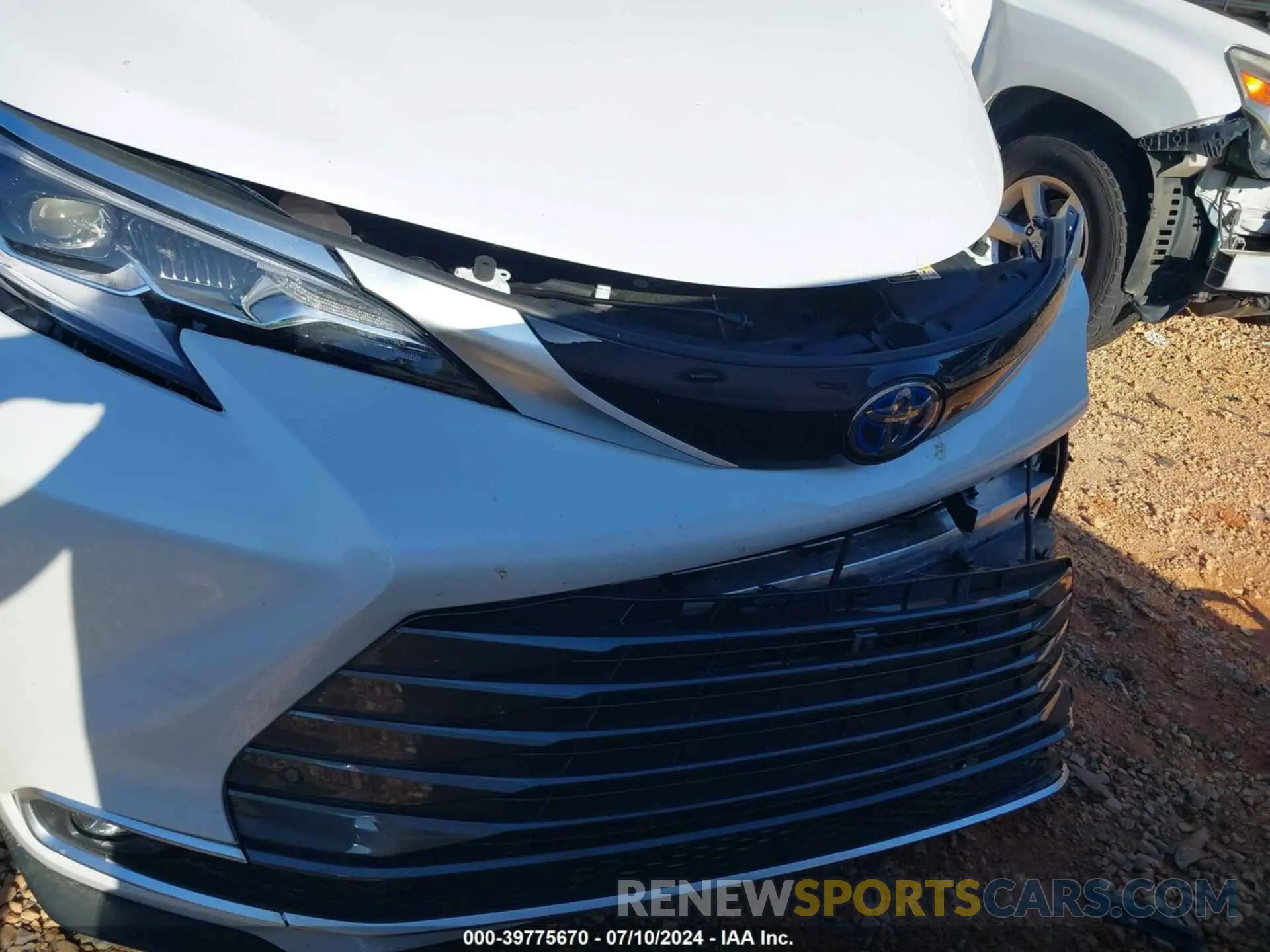 18 Photograph of a damaged car 5TDESKFC4PS107444 TOYOTA SIENNA 2023