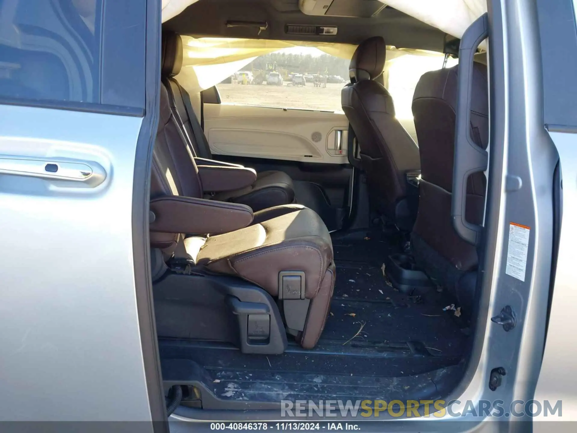 8 Photograph of a damaged car 5TDESKFC9PS104684 TOYOTA SIENNA 2023