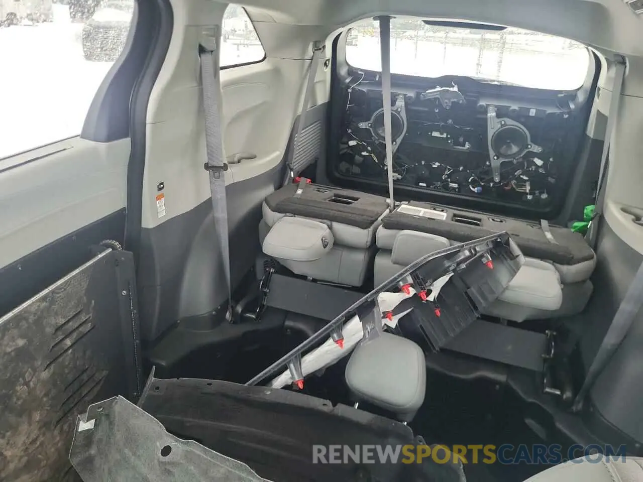 10 Photograph of a damaged car 5TDGRKEC5PS168839 TOYOTA SIENNA 2023
