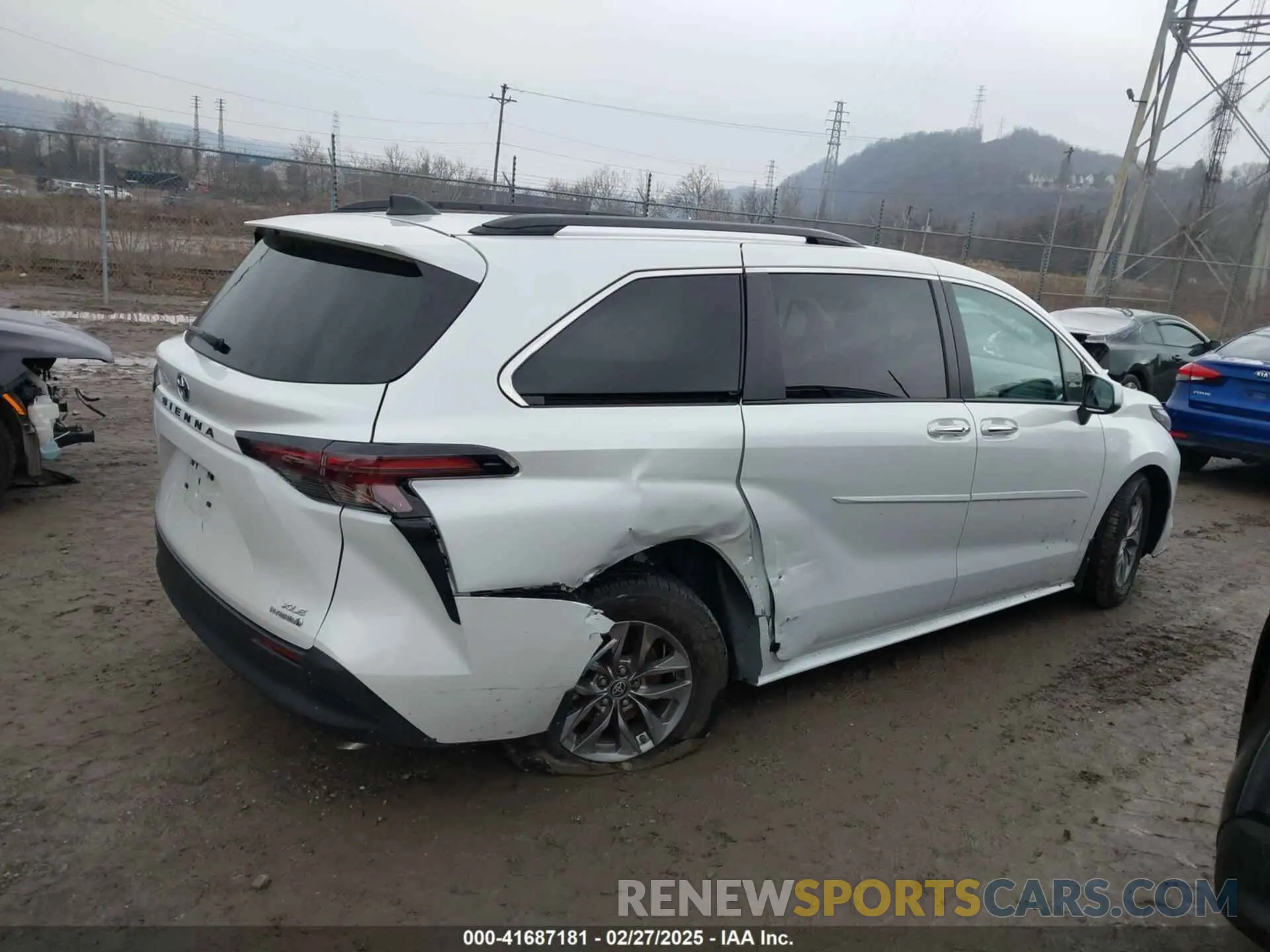 13 Photograph of a damaged car 5TDJRKEC7PS157721 TOYOTA SIENNA 2023