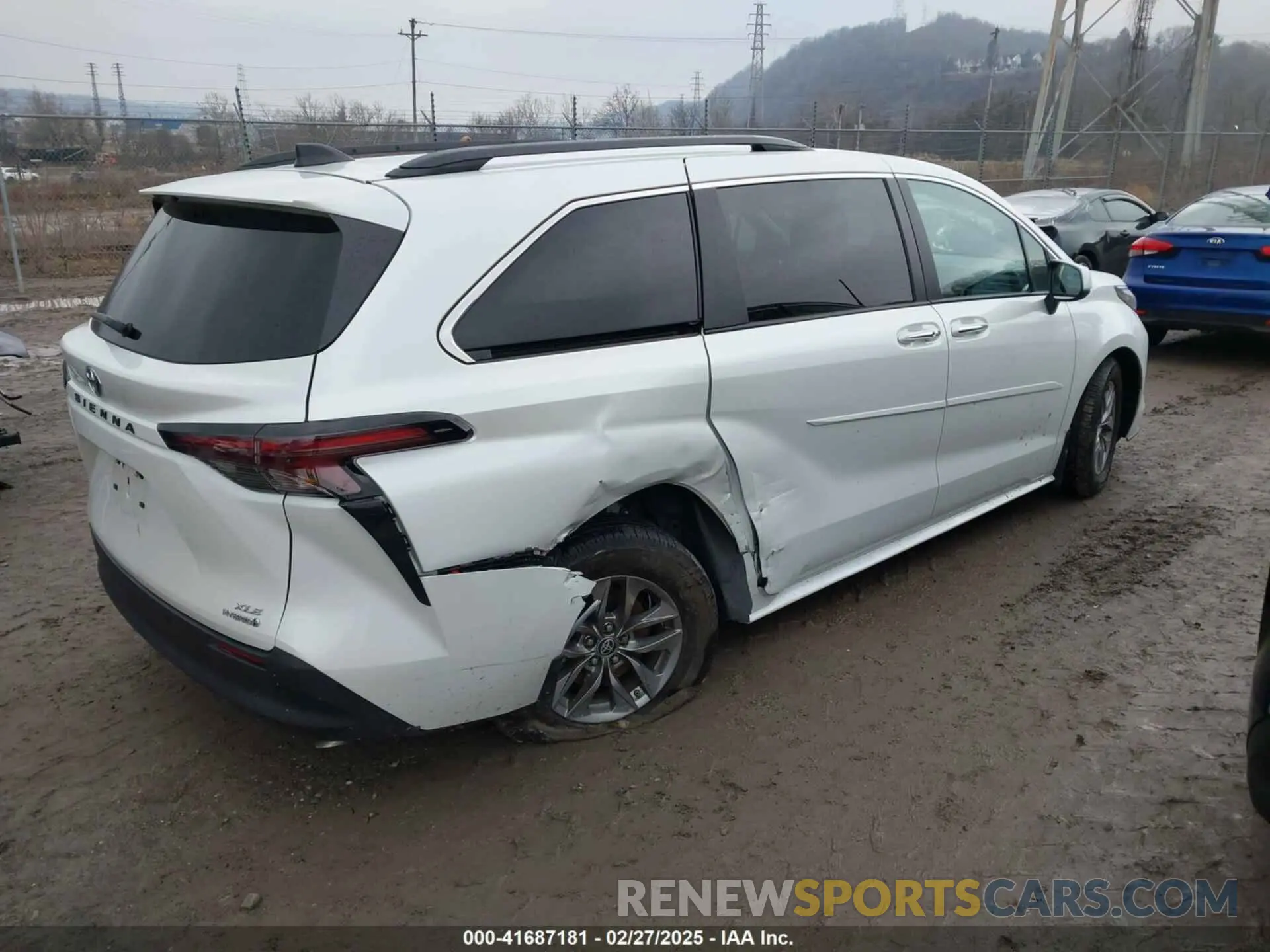 4 Photograph of a damaged car 5TDJRKEC7PS157721 TOYOTA SIENNA 2023