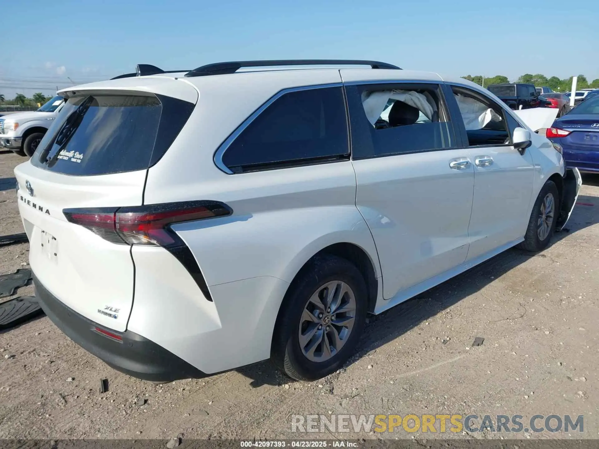 4 Photograph of a damaged car 5TDJRKEC7PS163115 TOYOTA SIENNA 2023