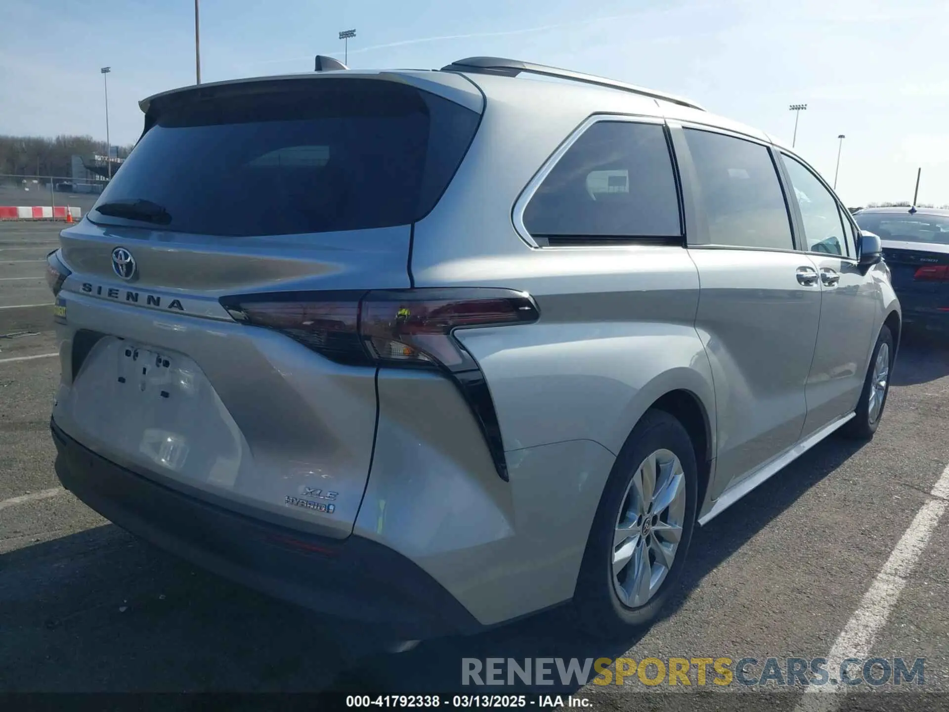4 Photograph of a damaged car 5TDJSKFC5PS106883 TOYOTA SIENNA 2023