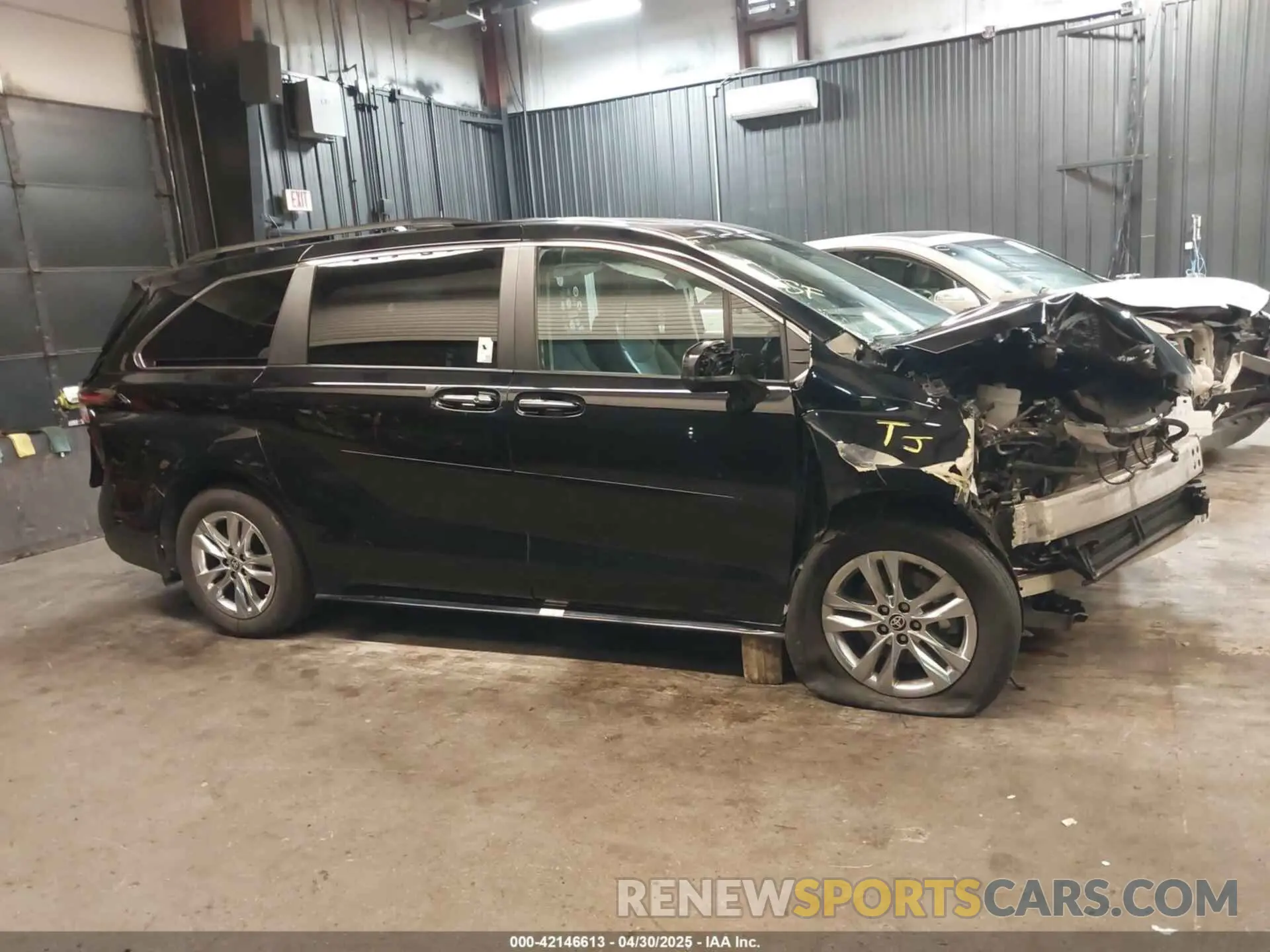 14 Photograph of a damaged car 5TDJSKFC7PS094770 TOYOTA SIENNA 2023