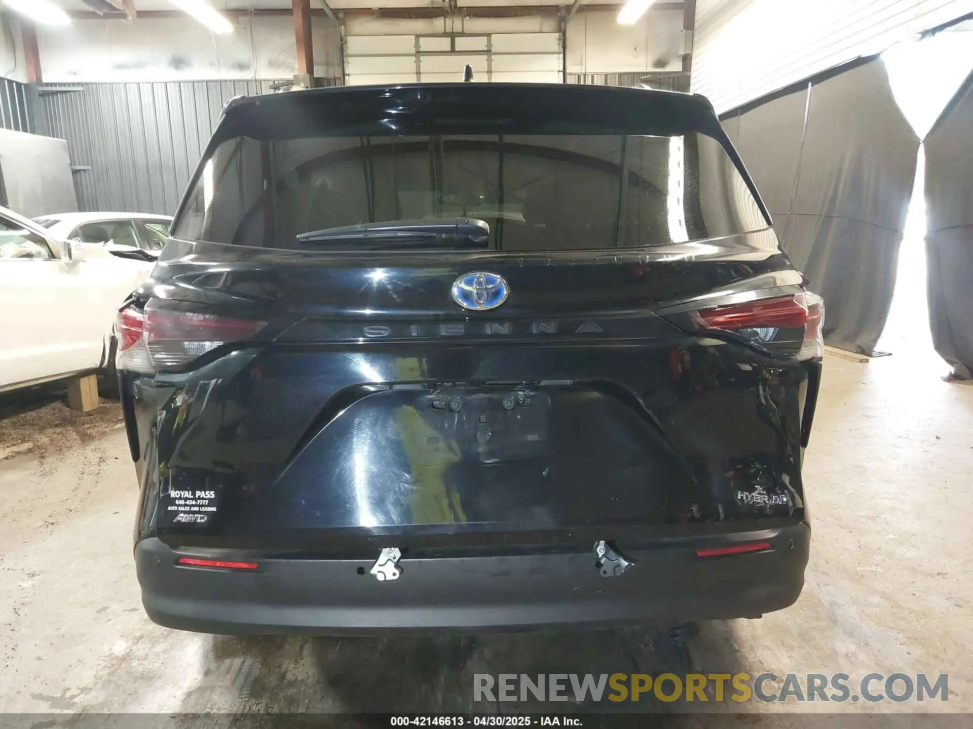 17 Photograph of a damaged car 5TDJSKFC7PS094770 TOYOTA SIENNA 2023