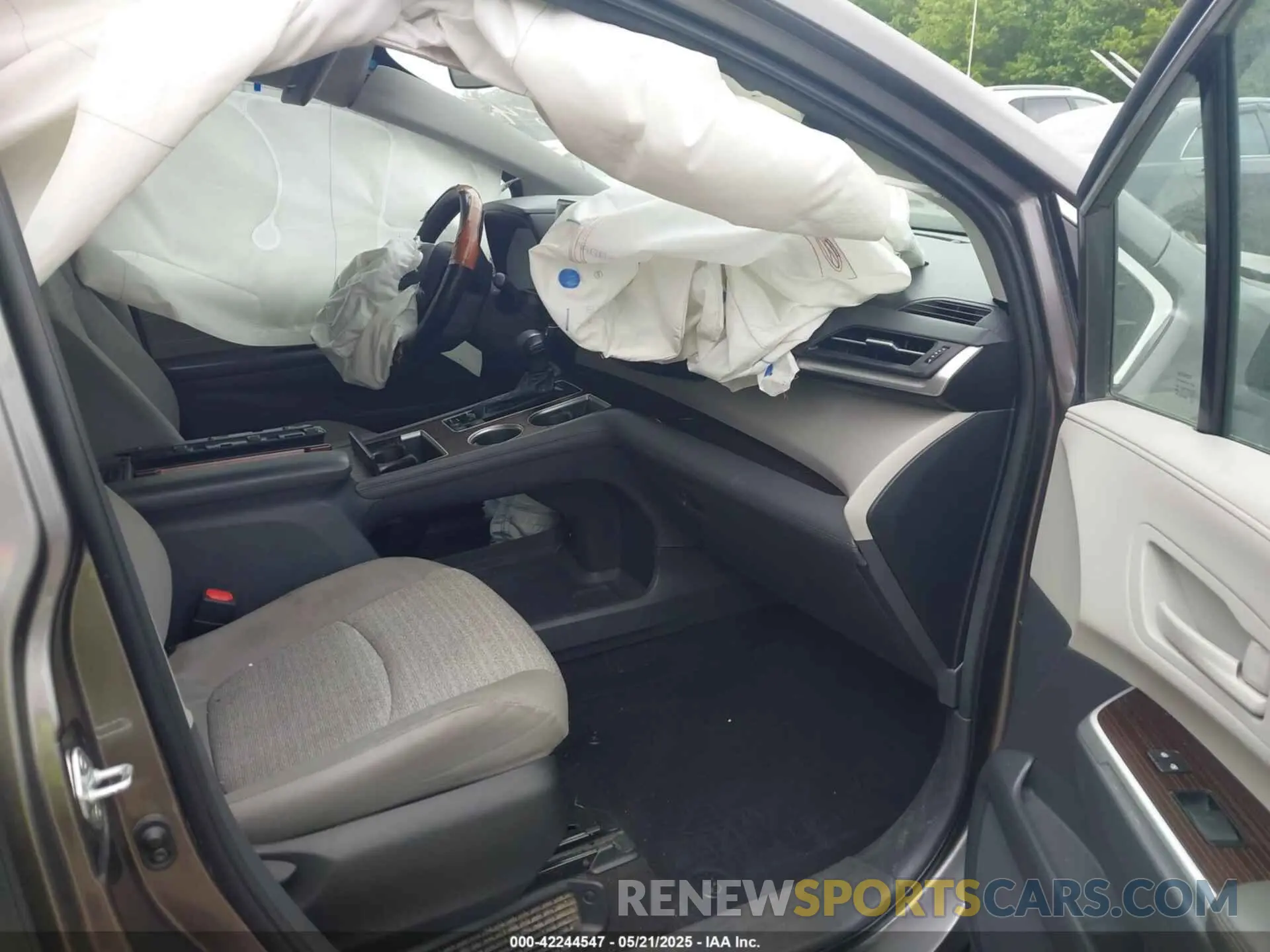 5 Photograph of a damaged car 5TDKRKEC6PS157035 TOYOTA SIENNA 2023