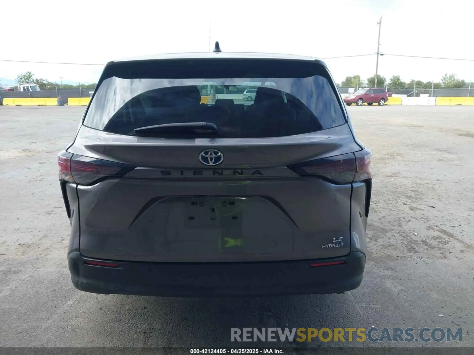 17 Photograph of a damaged car 5TDKRKEC6PS157598 TOYOTA SIENNA 2023