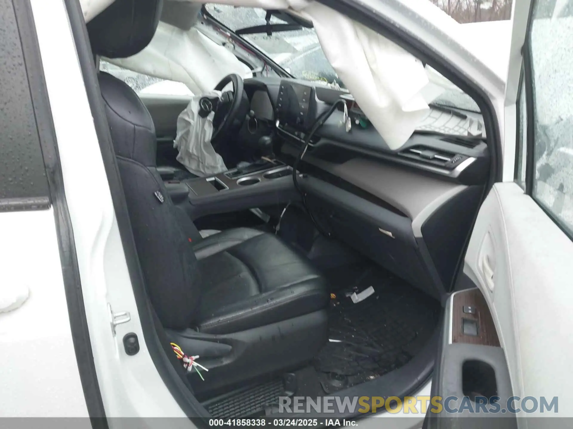5 Photograph of a damaged car 5TDKSKFC0PS077118 TOYOTA SIENNA 2023