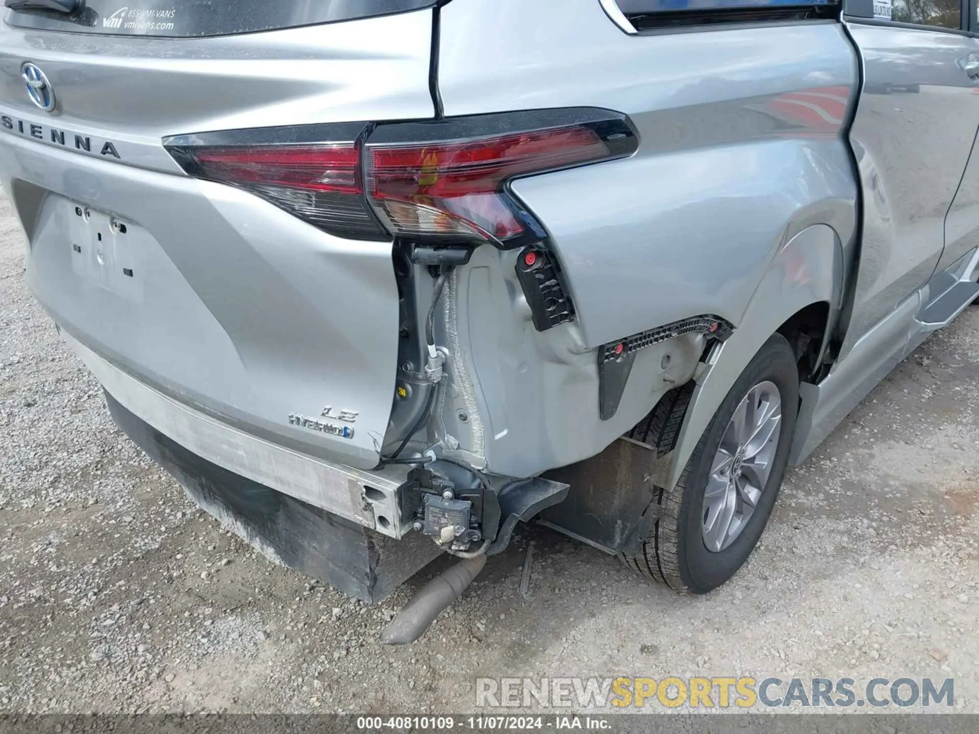 18 Photograph of a damaged car 5TDKSKFC2PS086354 TOYOTA SIENNA 2023